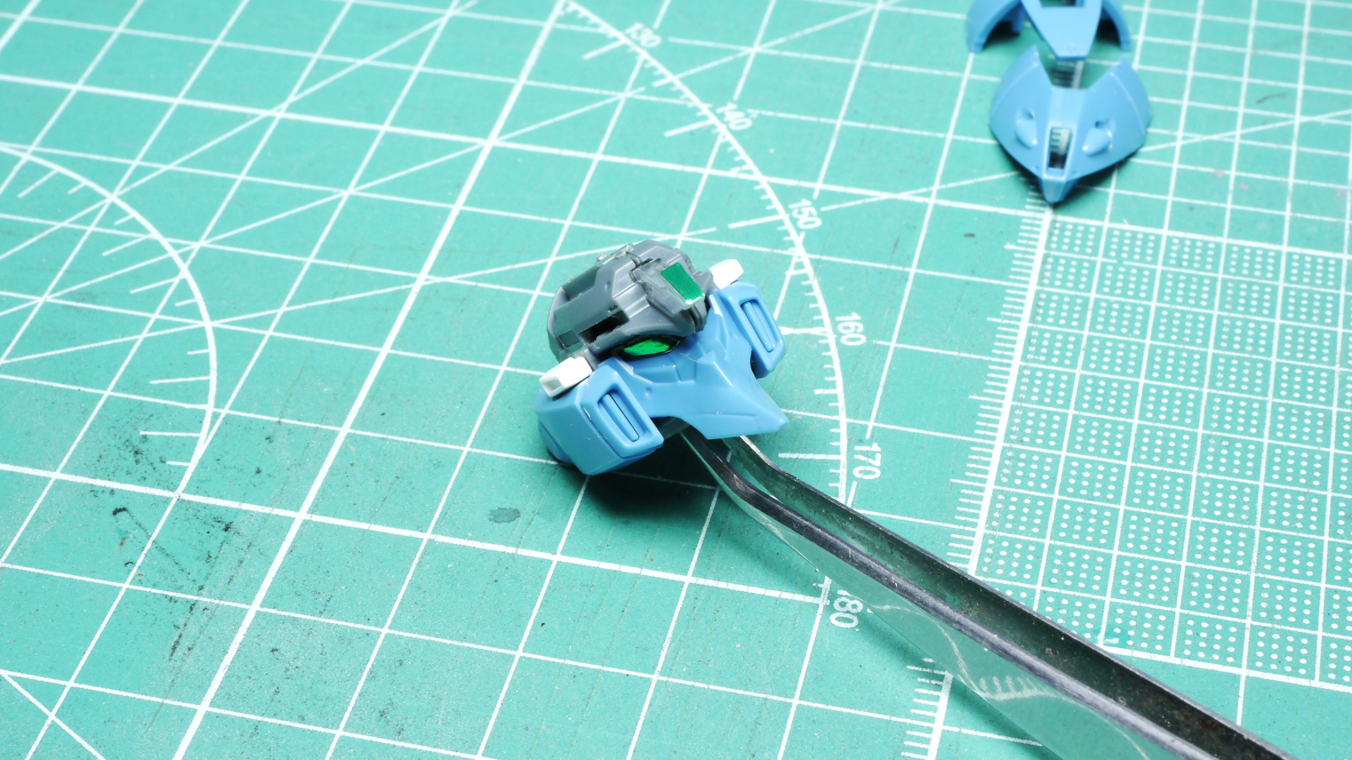 ロッド状になっているアンテナはランナー的にもう一組分あって、折れたとしても交換することもできます。こういった損傷しやすいパーツは複数用意されていると助かりますね