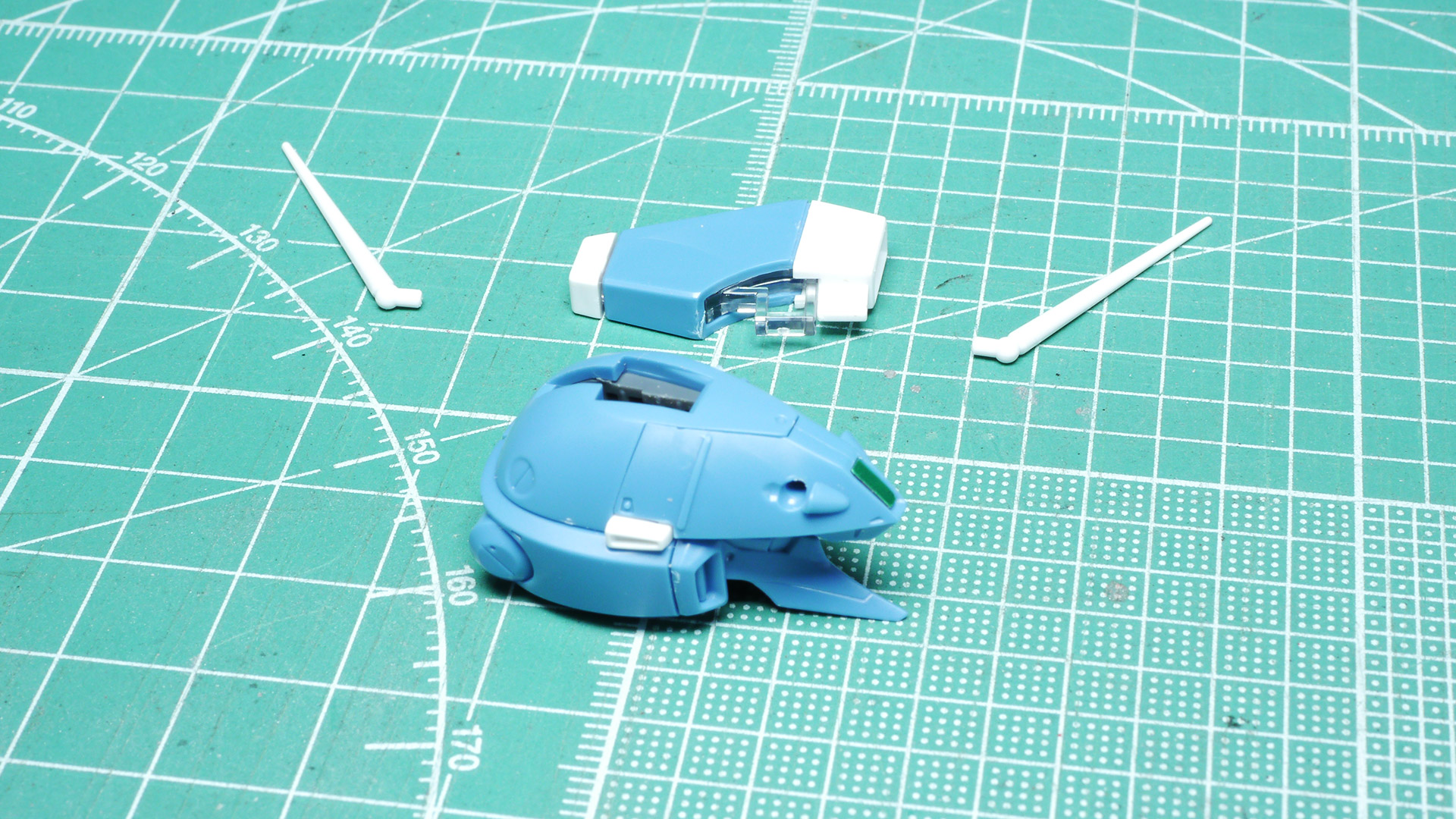 ロッド状になっているアンテナはランナー的にもう一組分あって、折れたとしても交換することもできます。こういった損傷しやすいパーツは複数用意されていると助かりますね