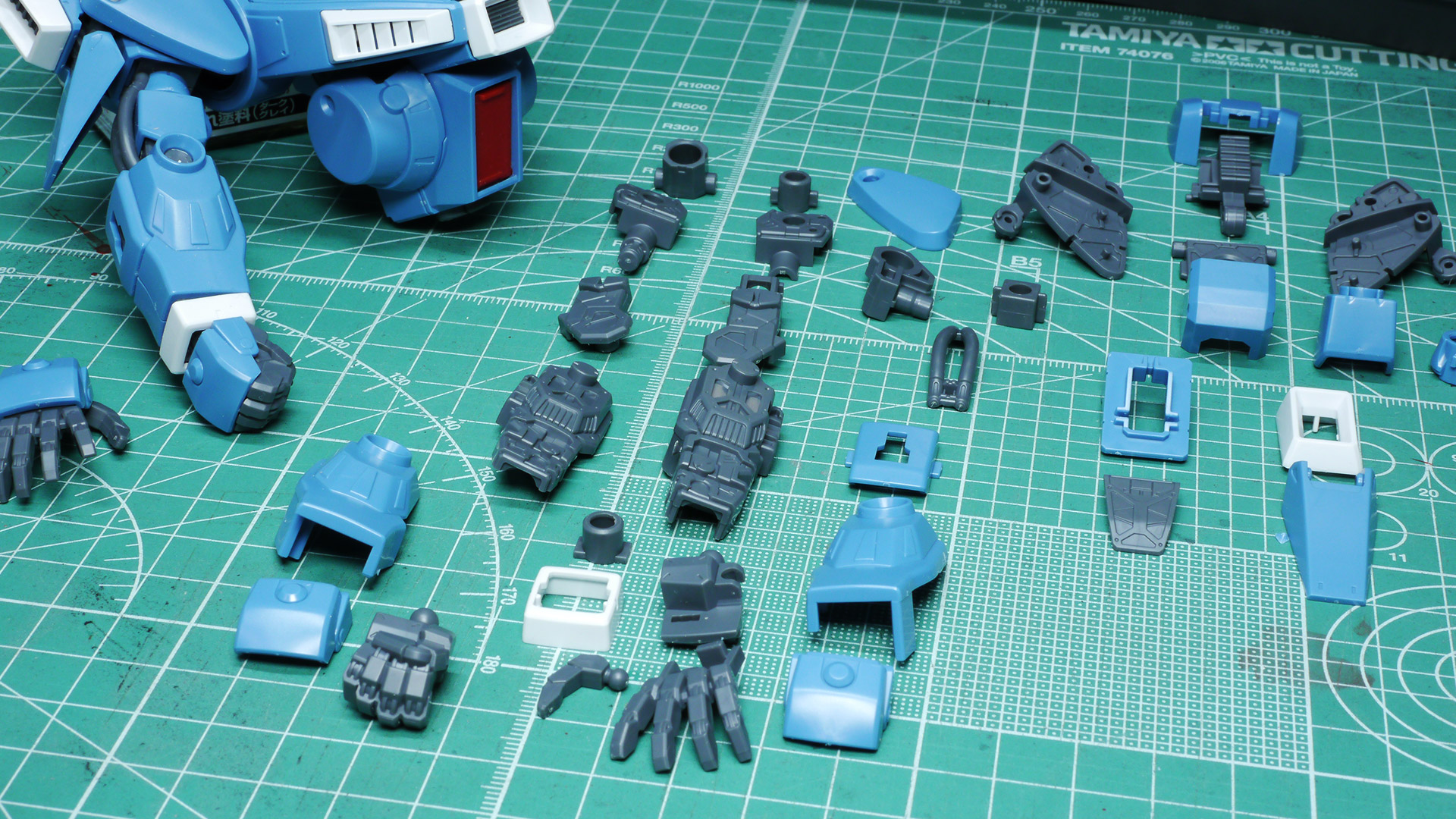 過剰なまでの可動性能を持っているわけではありませんが、その分シルエットとしてはとても自然な印象です