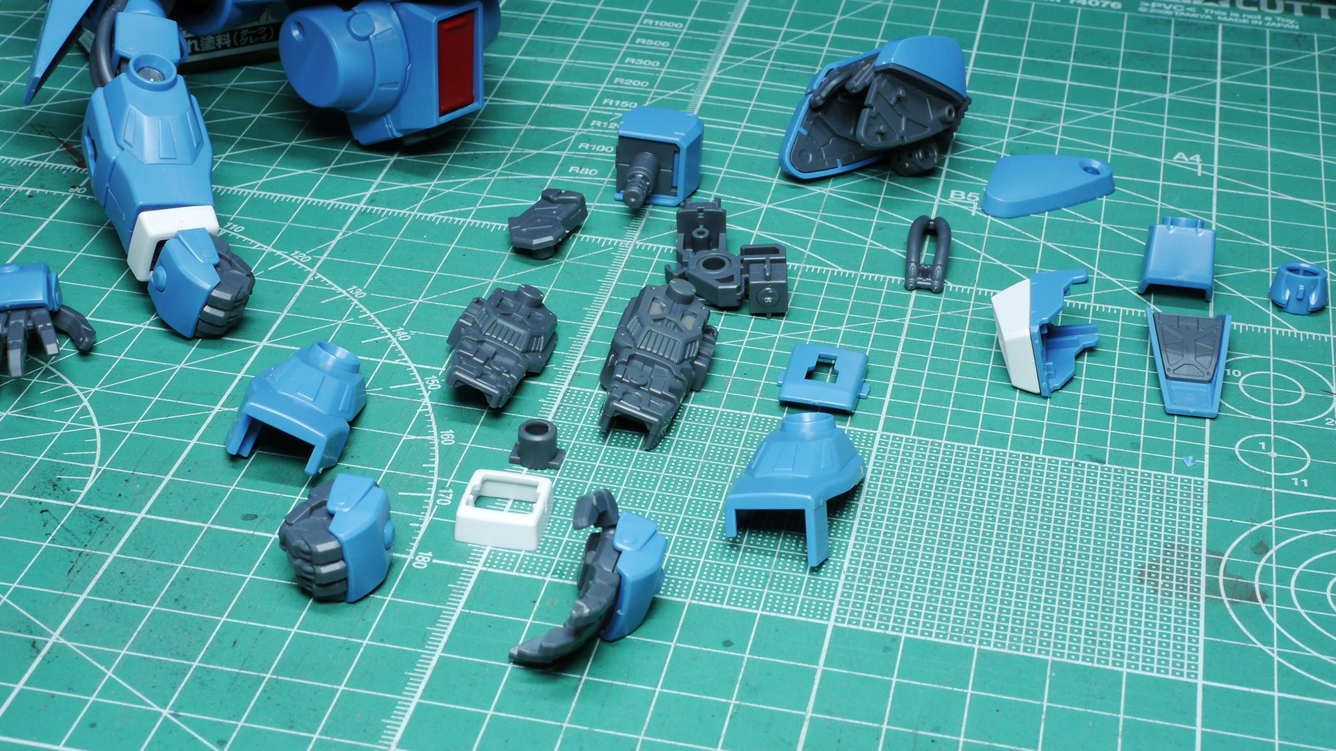 過剰なまでの可動性能を持っているわけではありませんが、その分シルエットとしてはとても自然な印象です