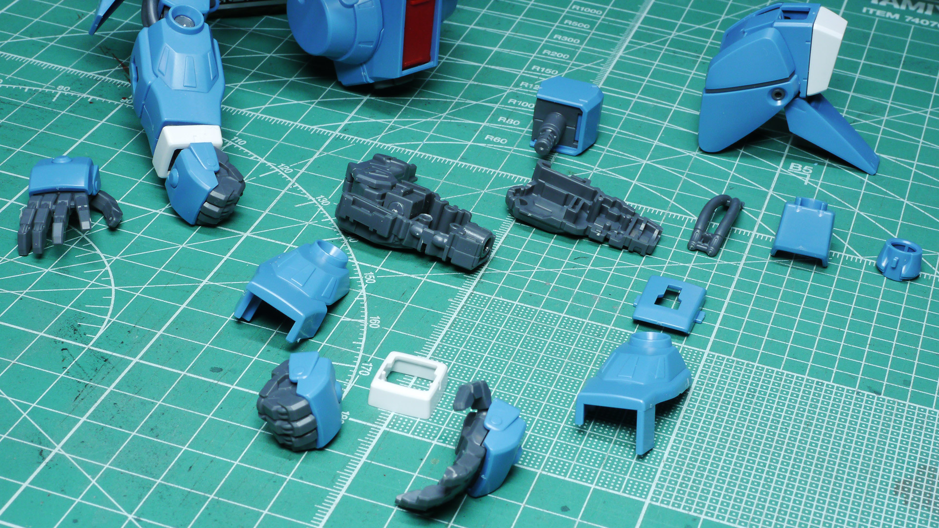 過剰なまでの可動性能を持っているわけではありませんが、その分シルエットとしてはとても自然な印象です