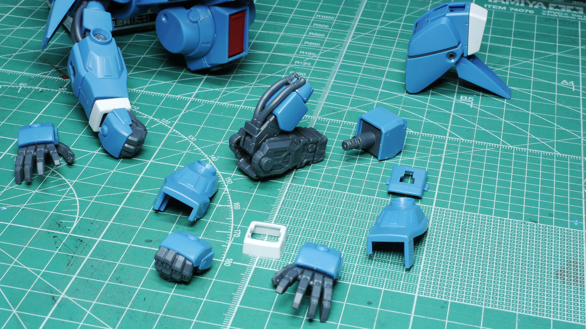 過剰なまでの可動性能を持っているわけではありませんが、その分シルエットとしてはとても自然な印象です