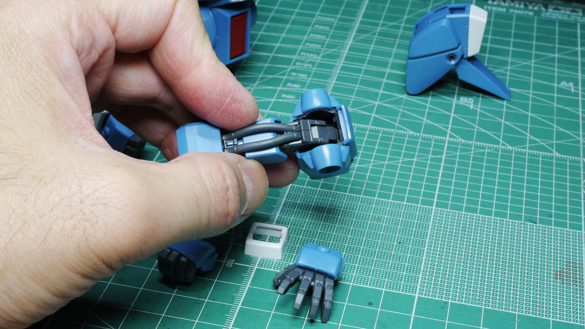 前腕・袖口の白いパーツもぴったりくっついておらず、若干回転してくれます。肘のあたりからこぶしの先までのラインが色気があっていいです