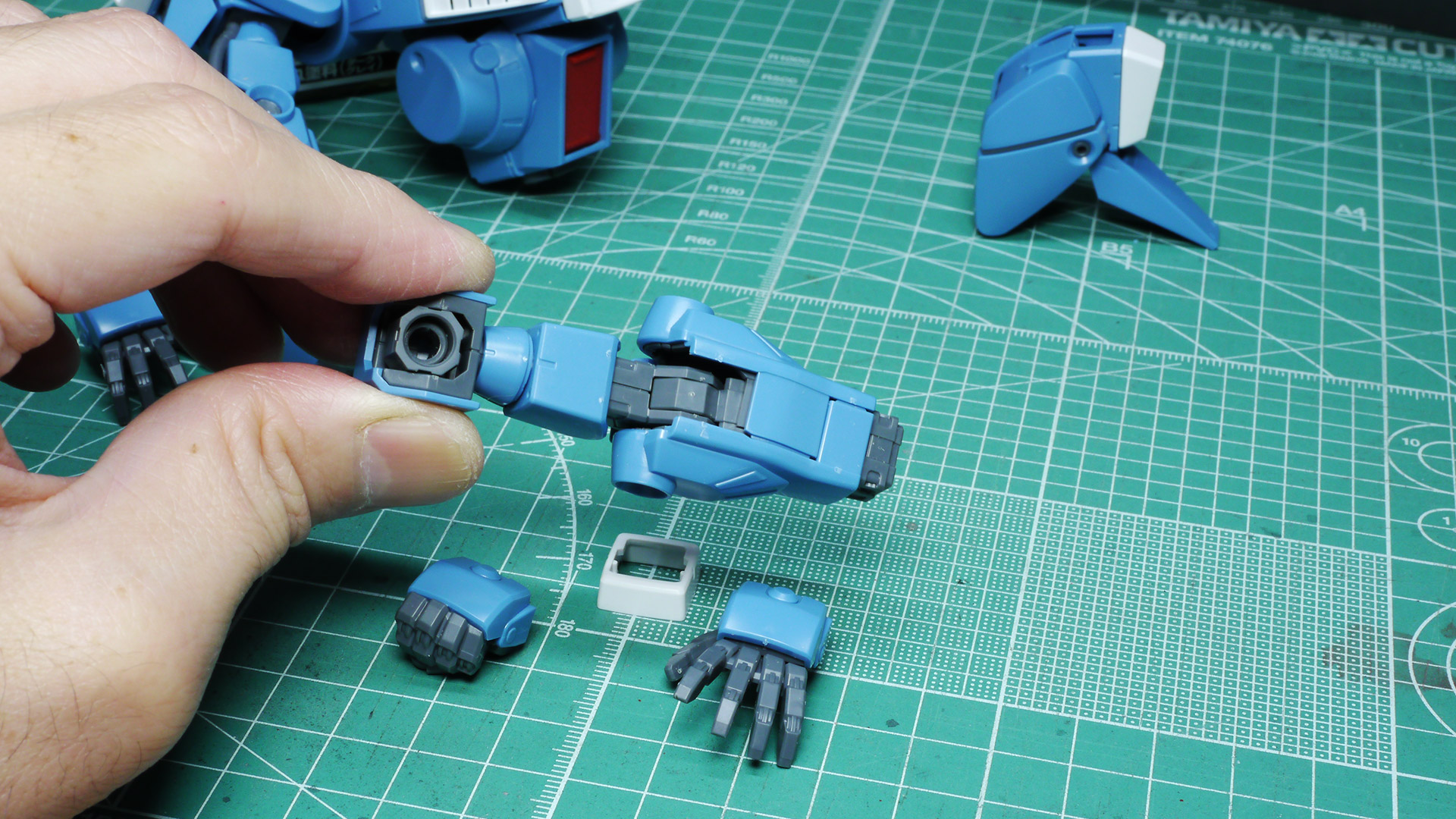 前腕・袖口の白いパーツもぴったりくっついておらず、若干回転してくれます。肘のあたりからこぶしの先までのラインが色気があっていいです