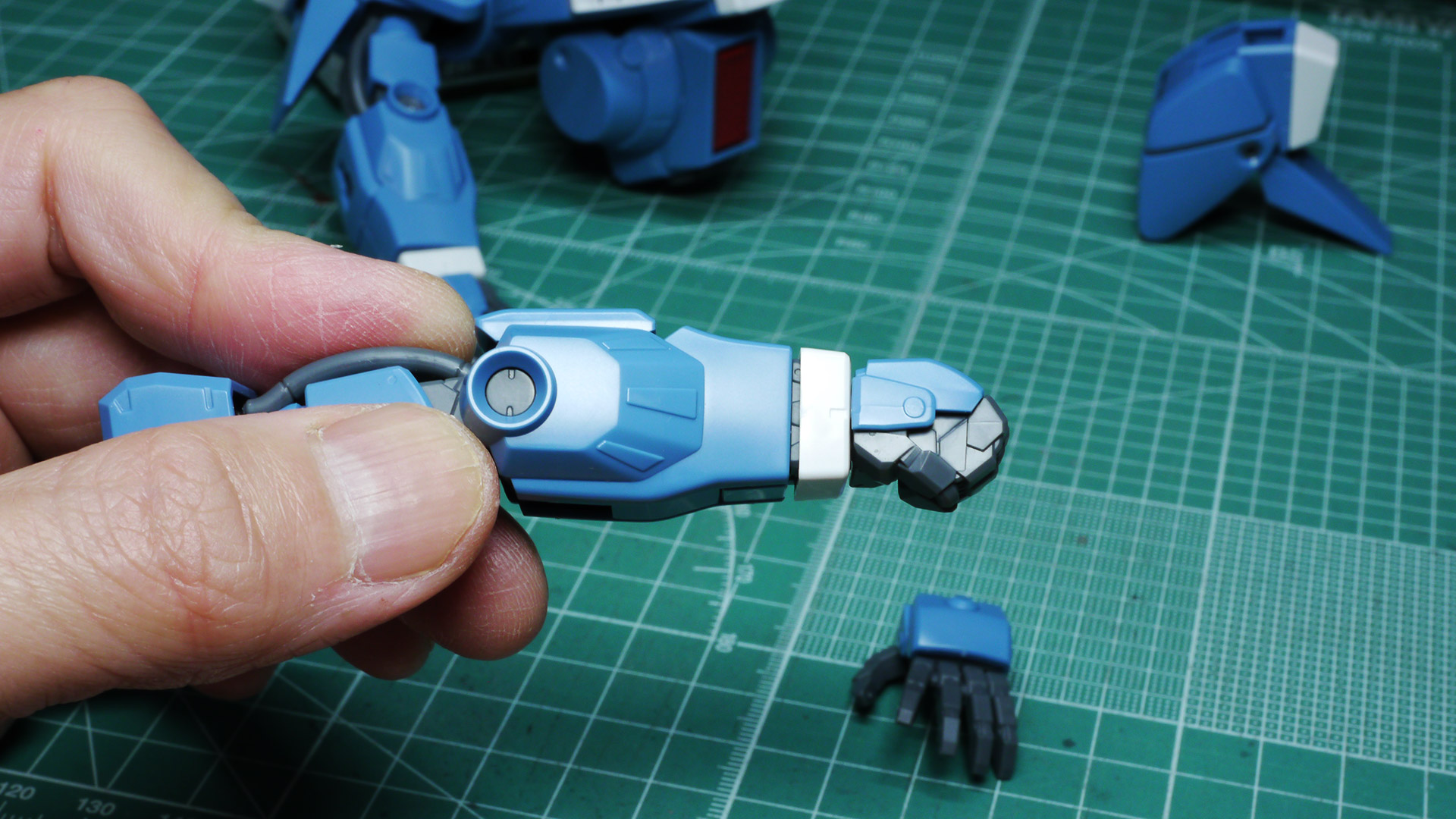 前腕・袖口の白いパーツもぴったりくっついておらず、若干回転してくれます。肘のあたりからこぶしの先までのラインが色気があっていいです