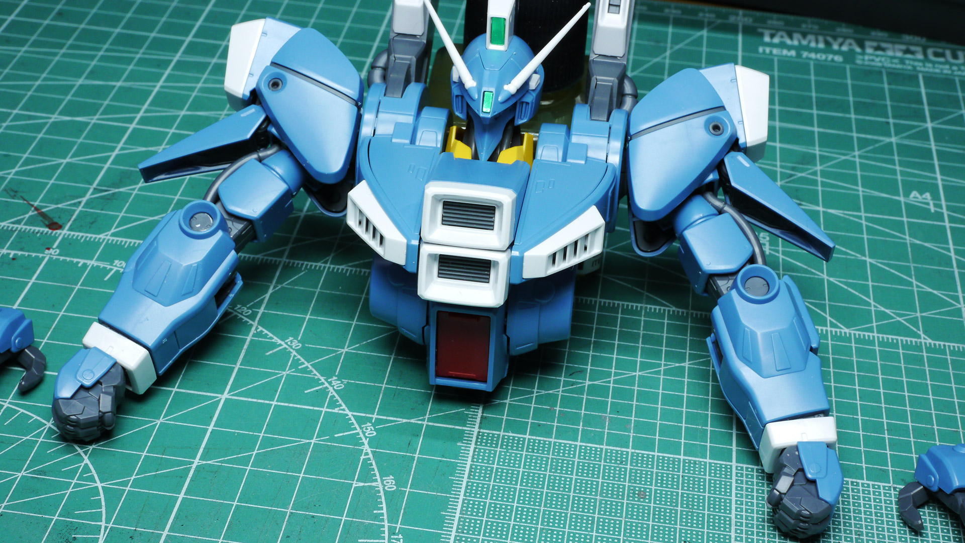 上半身に取り付けて可動性能を見てみましょう。引き出し関節などでシルエットを崩さない必要十分な可動範囲だと思います