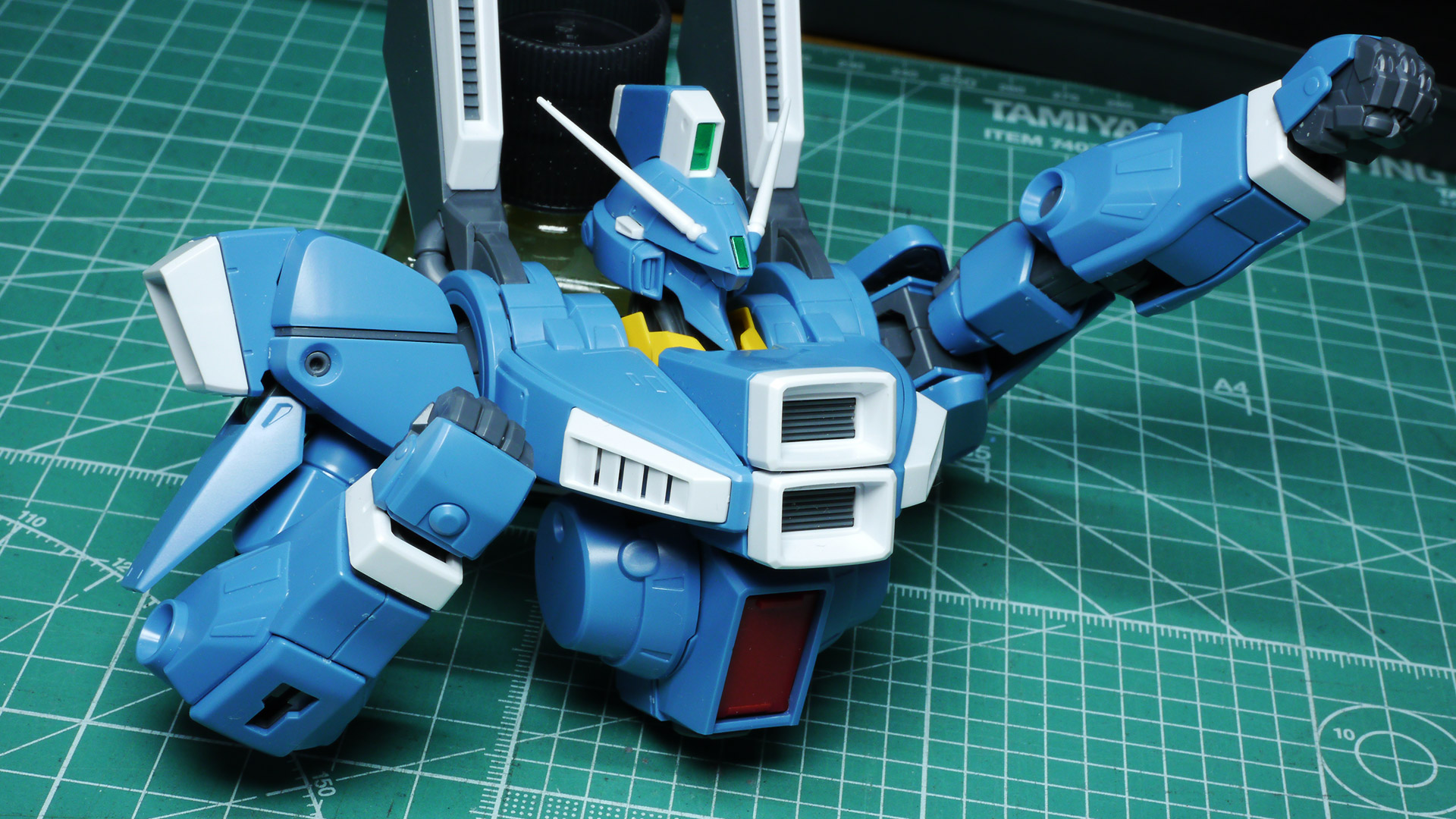 上半身に取り付けて可動性能を見てみましょう。引き出し関節などでシルエットを崩さない必要十分な可動範囲だと思います