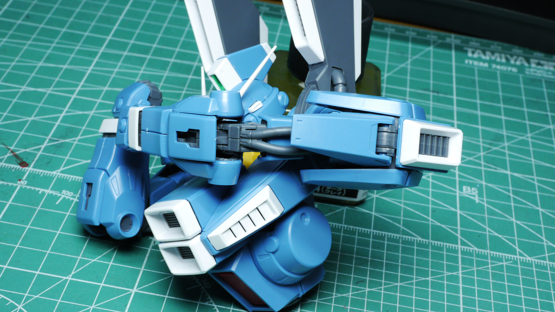 上半身に取り付けて可動性能を見てみましょう。引き出し関節などでシルエットを崩さない必要十分な可動範囲だと思います