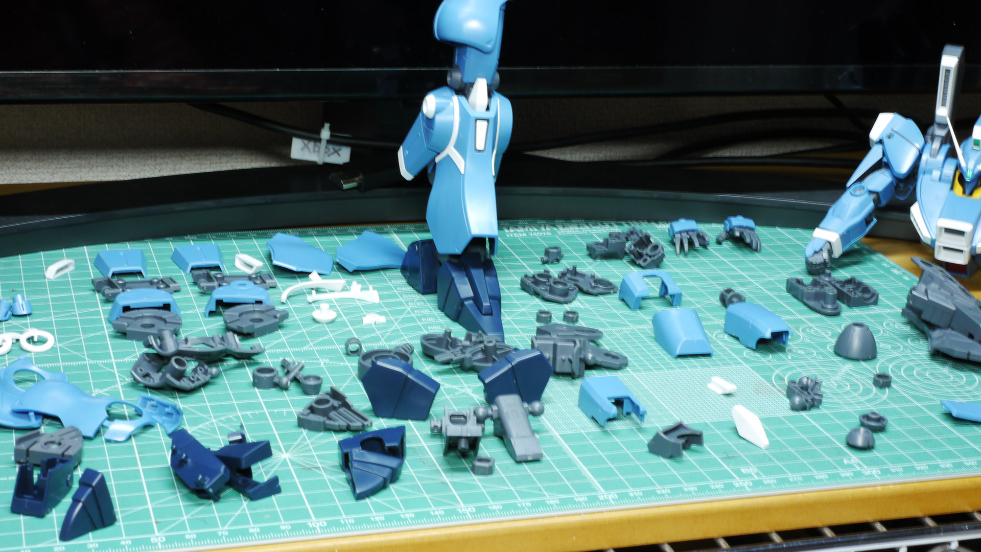 脚の付け根と大腿部をつなぐパーツは引き出し式に見えますが、回転可動のみ可能です