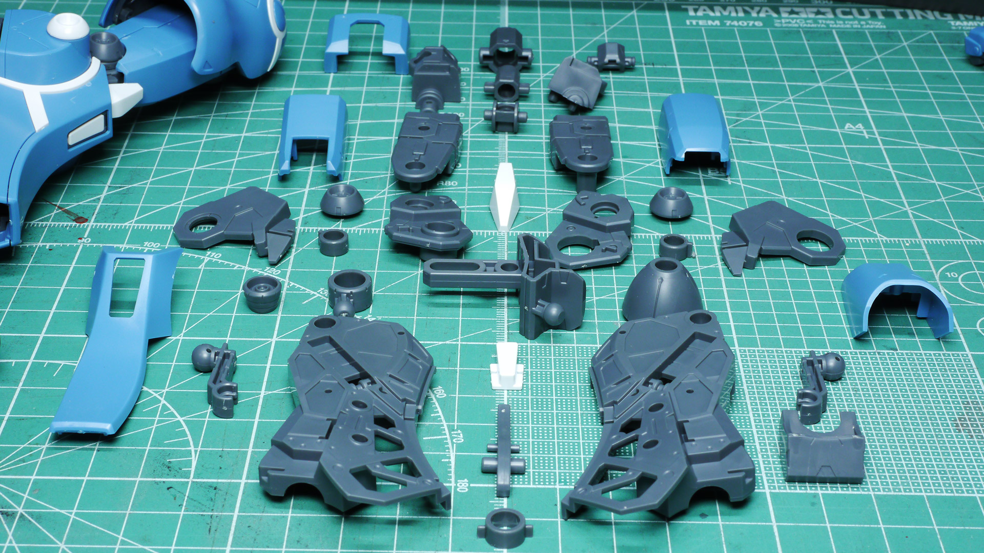 脚の付け根と大腿部をつなぐパーツは引き出し式に見えますが、回転可動のみ可能です