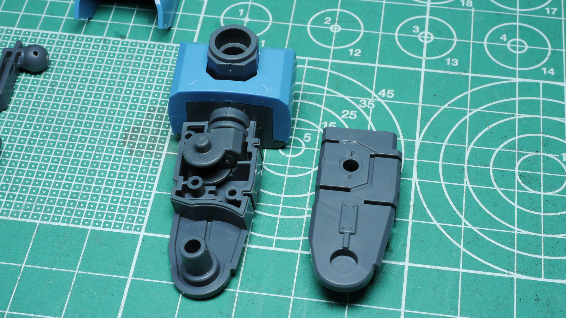 脚の付け根と大腿部をつなぐパーツは引き出し式に見えますが、回転可動のみ可能です
