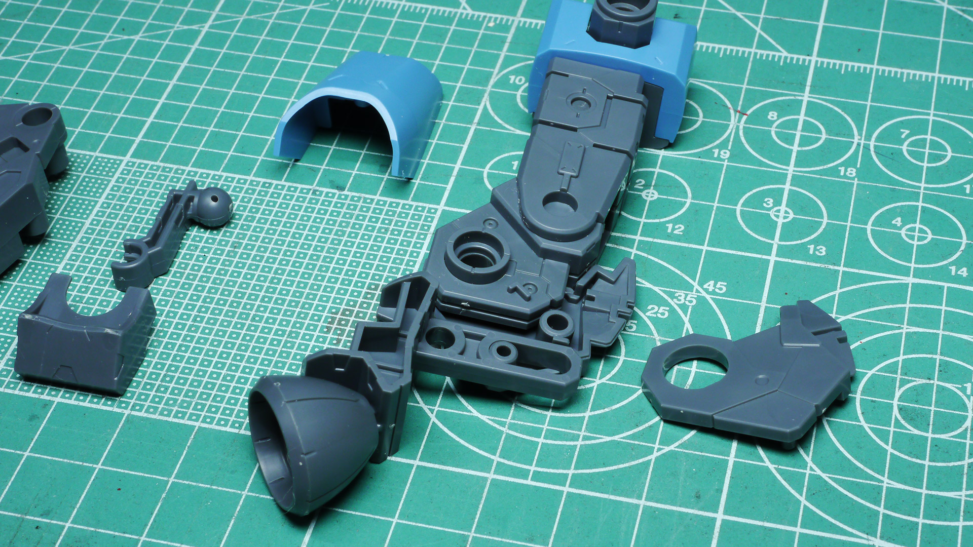 そのデザイン上、あまり深くは曲がらないのですが連動ギミックが楽しいところです