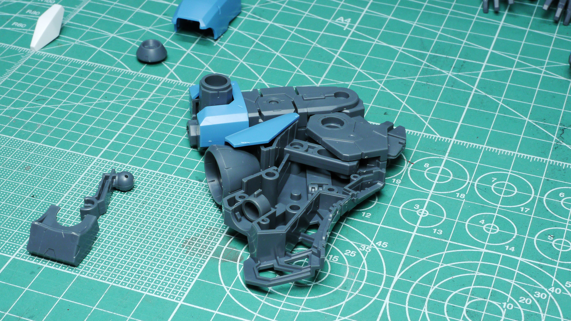 そのデザイン上、あまり深くは曲がらないのですが連動ギミックが楽しいところです