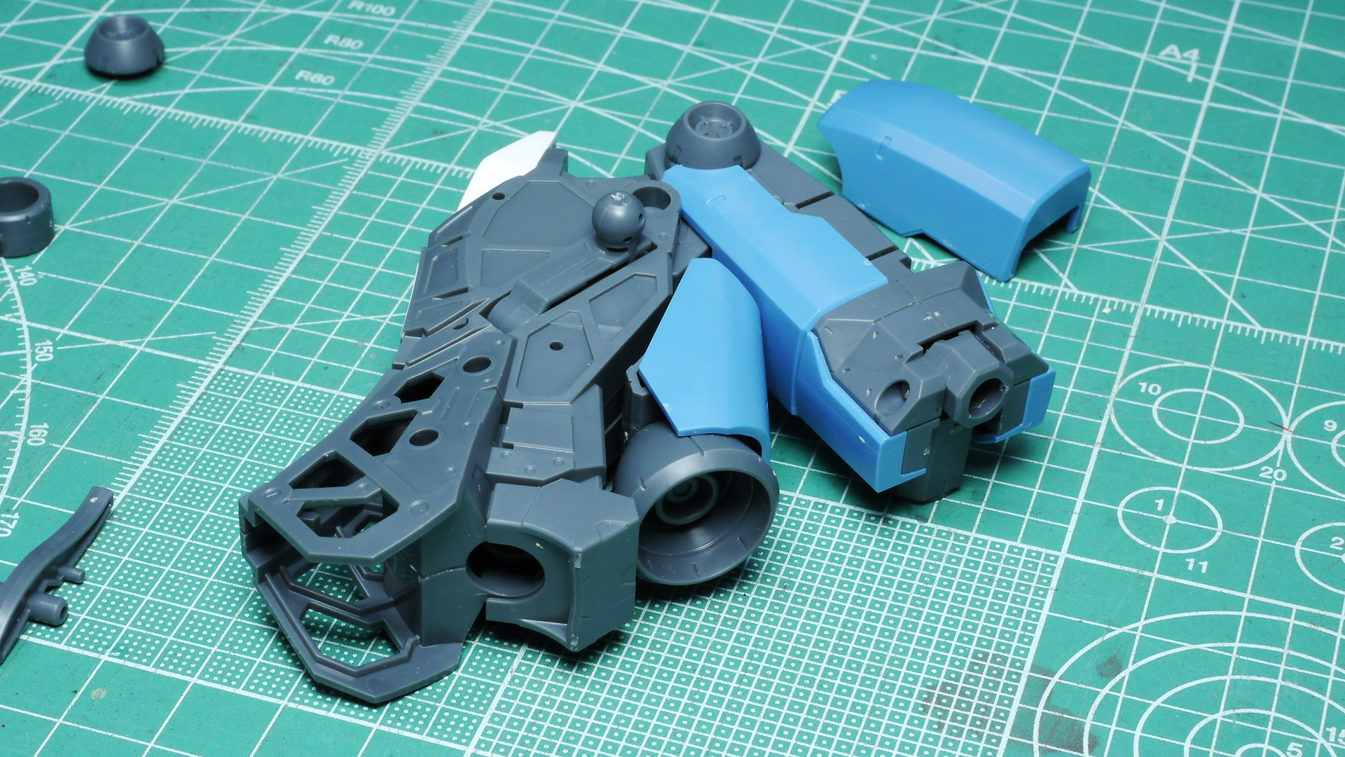 そのデザイン上、あまり深くは曲がらないのですが連動ギミックが楽しいところです