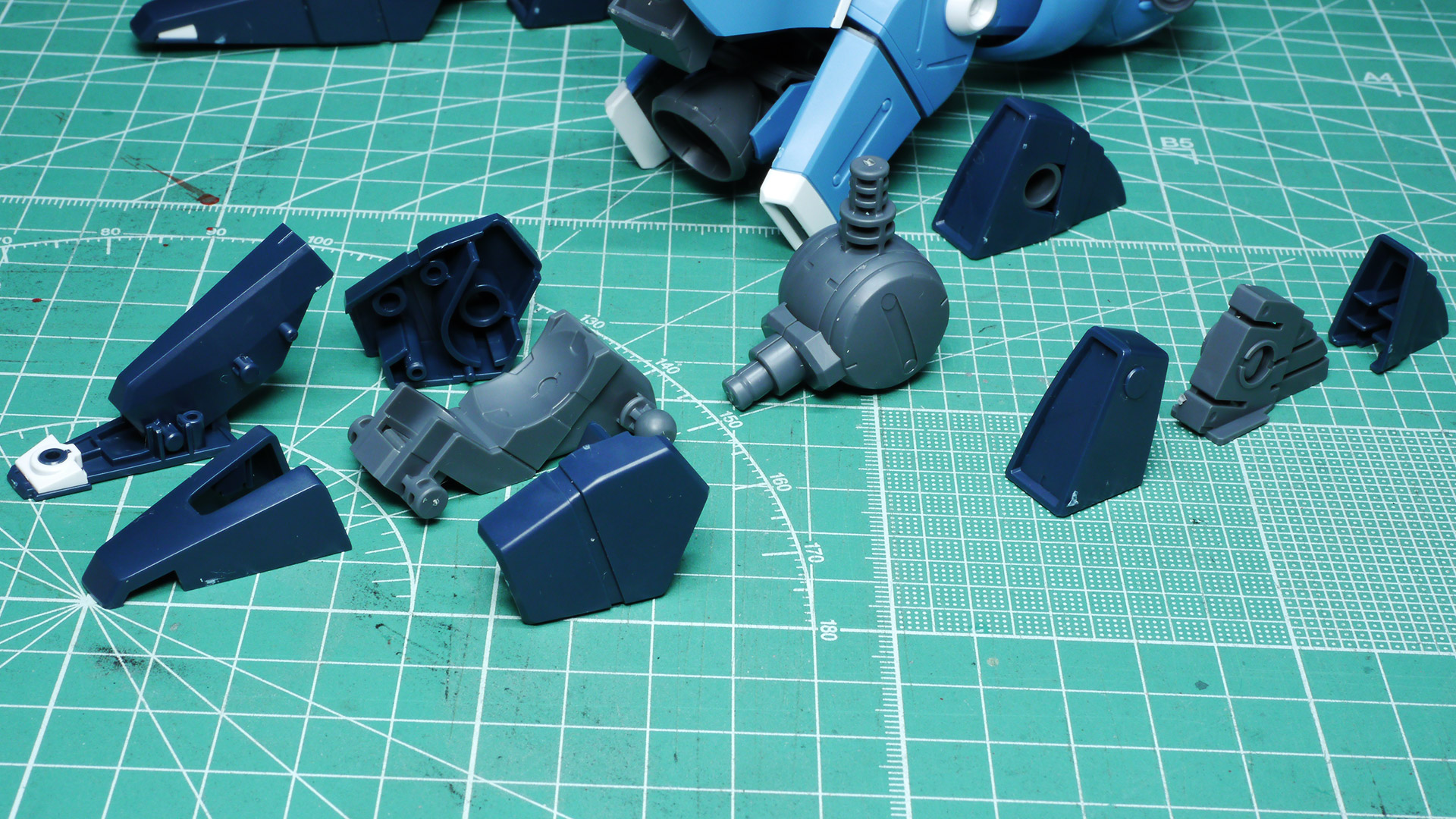 腰アーマーの白ラインに押し込む青いパーツには溝1本と溝2本のものがあり、受ける白いパーツにもそれぞれモールドがあり、これでは間違いようがありませんね。設計担当者の気遣いに感謝です