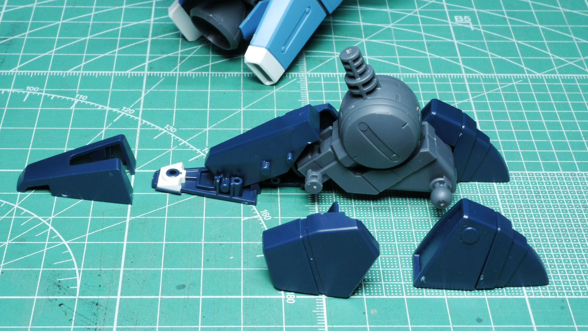 腰アーマーの白ラインに押し込む青いパーツには溝1本と溝2本のものがあり、受ける白いパーツにもそれぞれモールドがあり、これでは間違いようがありませんね。設計担当者の気遣いに感謝です