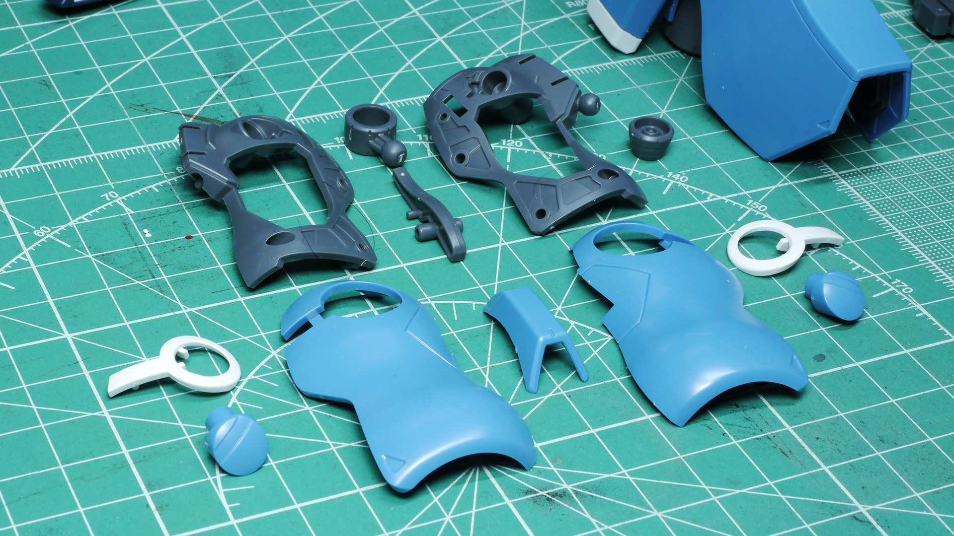 腰アーマーの白ラインに押し込む青いパーツには溝1本と溝2本のものがあり、受ける白いパーツにもそれぞれモールドがあり、これでは間違いようがありませんね。設計担当者の気遣いに感謝です