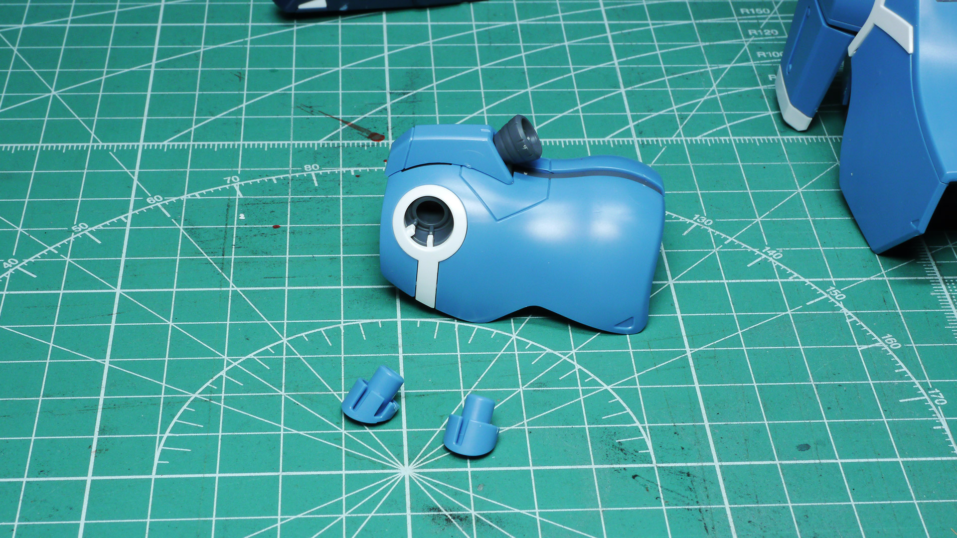 腰アーマーの白ラインに押し込む青いパーツには溝1本と溝2本のものがあり、受ける白いパーツにもそれぞれモールドがあり、これでは間違いようがありませんね。設計担当者の気遣いに感謝です