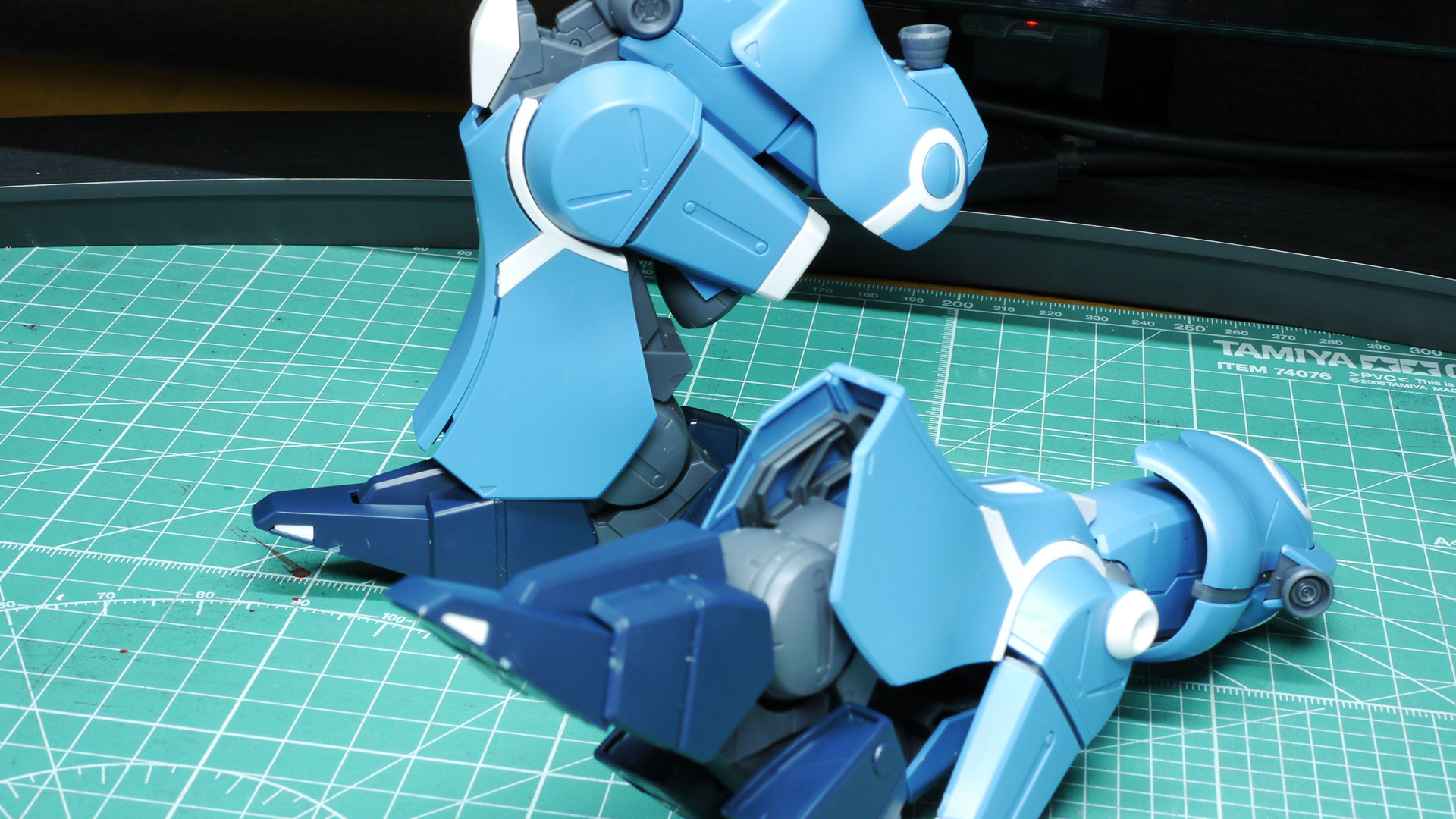 脚部をくみ上げてみました。前述の通りデザイン上あまり深い可動はしませんがそれぞれのパーツが肉感があり、ディテールがはっきりしていて素直にモビルスーツとしてのカッコよさが伝わってきます