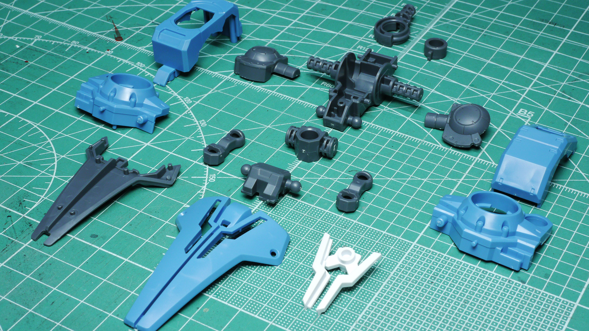 フロントアーマーは2本のアームで接続。それぞれボールジョイントになっているのでねじれも表現できます