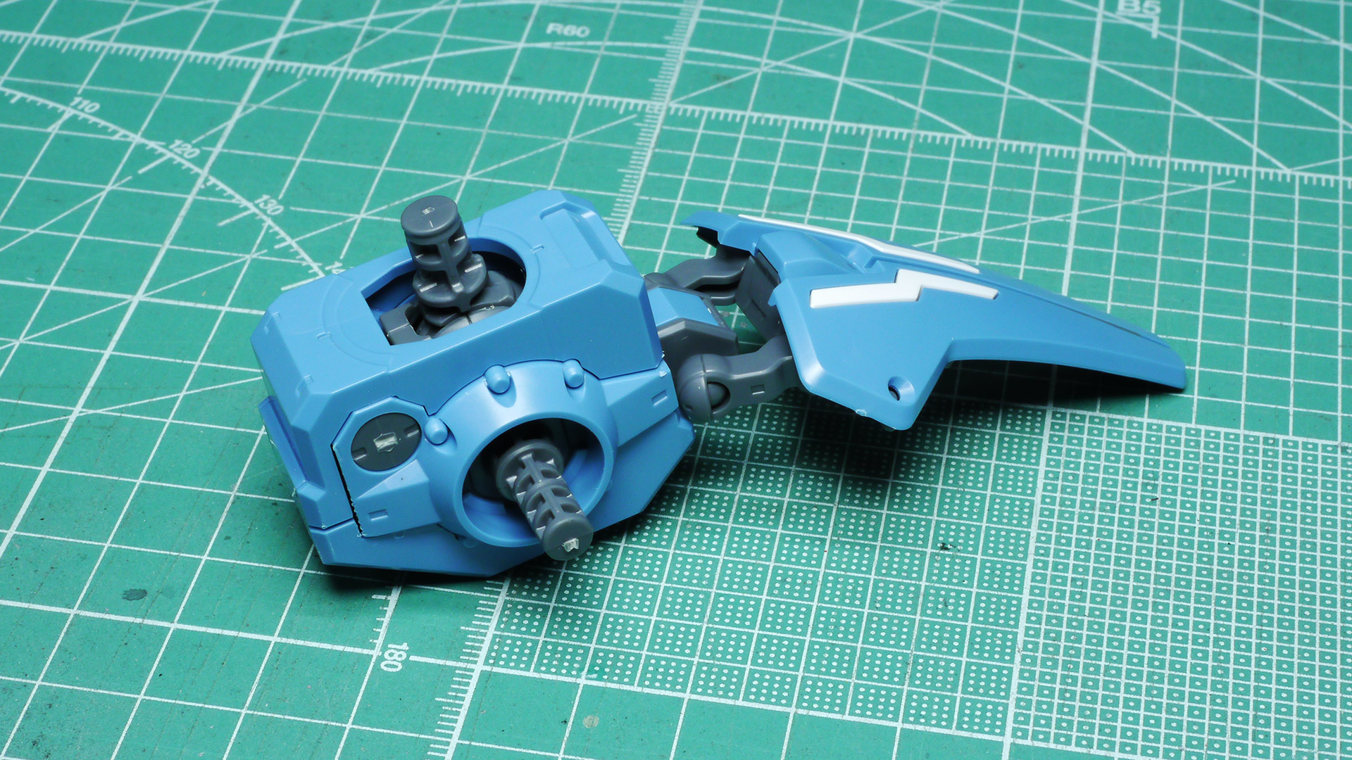 フロントアーマーの表情付けはいったん前へ伸ばして角度を付けて元に戻すとカンタンです