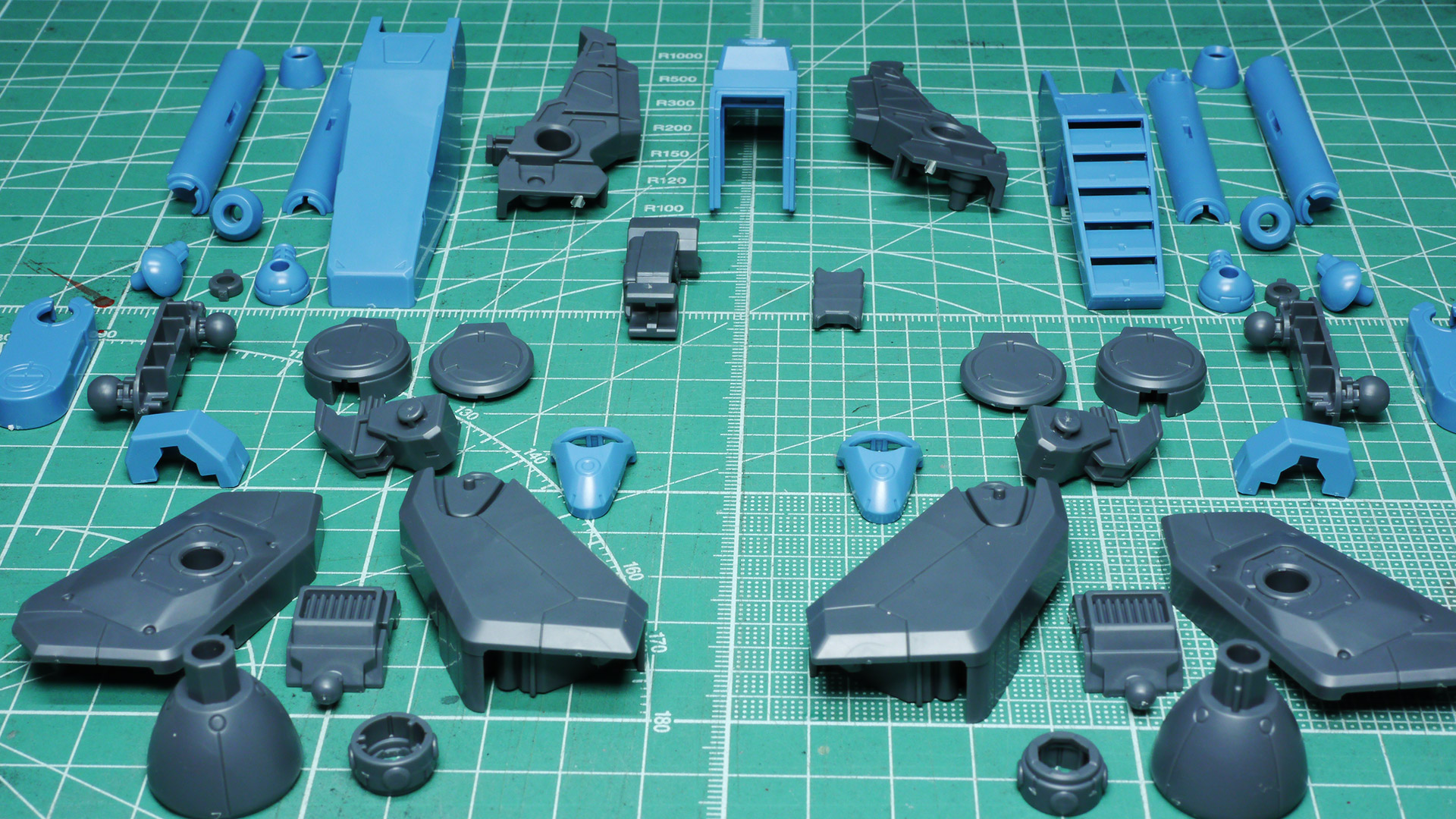 バックパック自体は背中というよりはコクピット裏の腰に近い位置にマウントされます。この構造のため、ボディの前屈・後屈もバックパックに阻害されることがありません