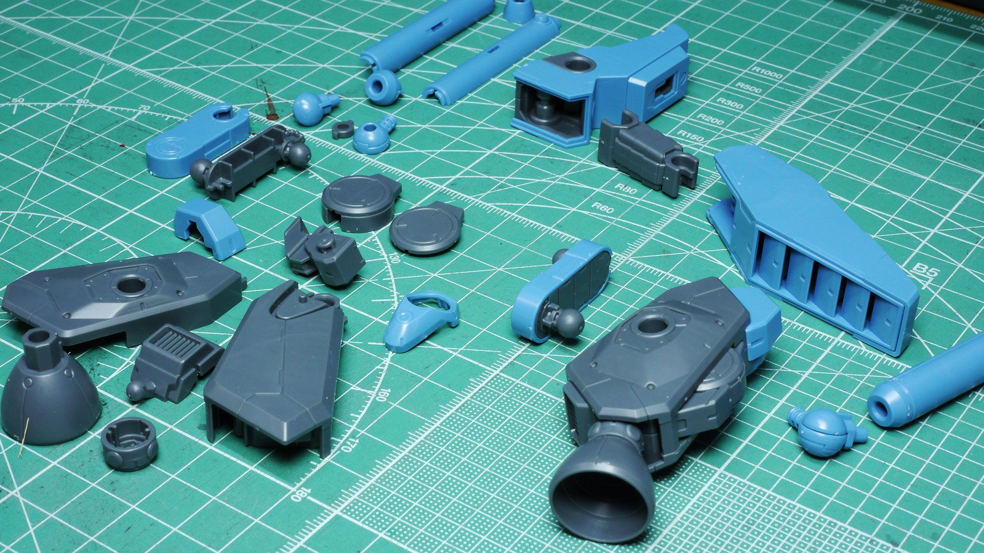 バックパック自体は背中というよりはコクピット裏の腰に近い位置にマウントされます。この構造のため、ボディの前屈・後屈もバックパックに阻害されることがありません