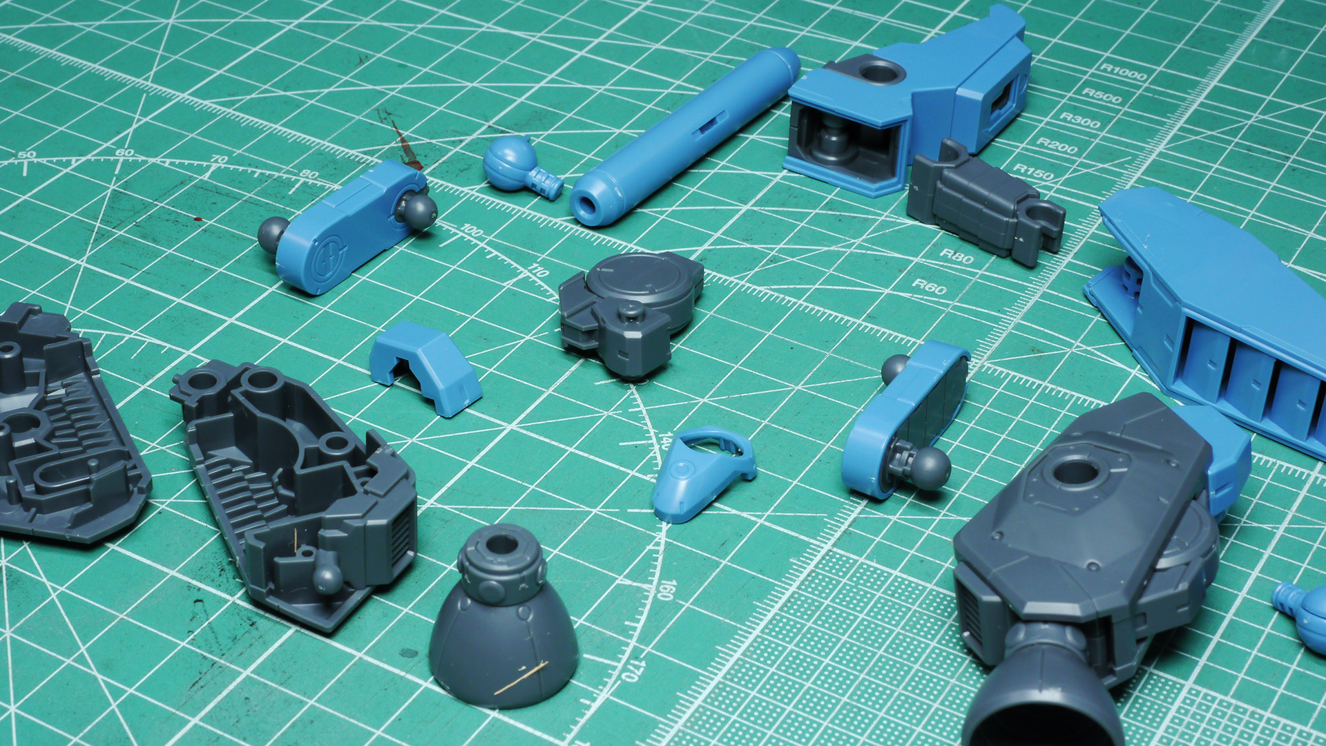 バックパック自体は背中というよりはコクピット裏の腰に近い位置にマウントされます。この構造のため、ボディの前屈・後屈もバックパックに阻害されることがありません