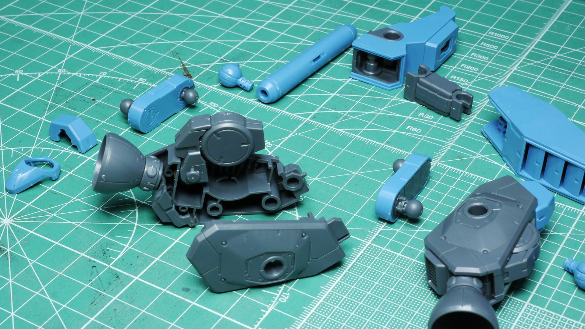 バックパック自体は背中というよりはコクピット裏の腰に近い位置にマウントされます。この構造のため、ボディの前屈・後屈もバックパックに阻害されることがありません