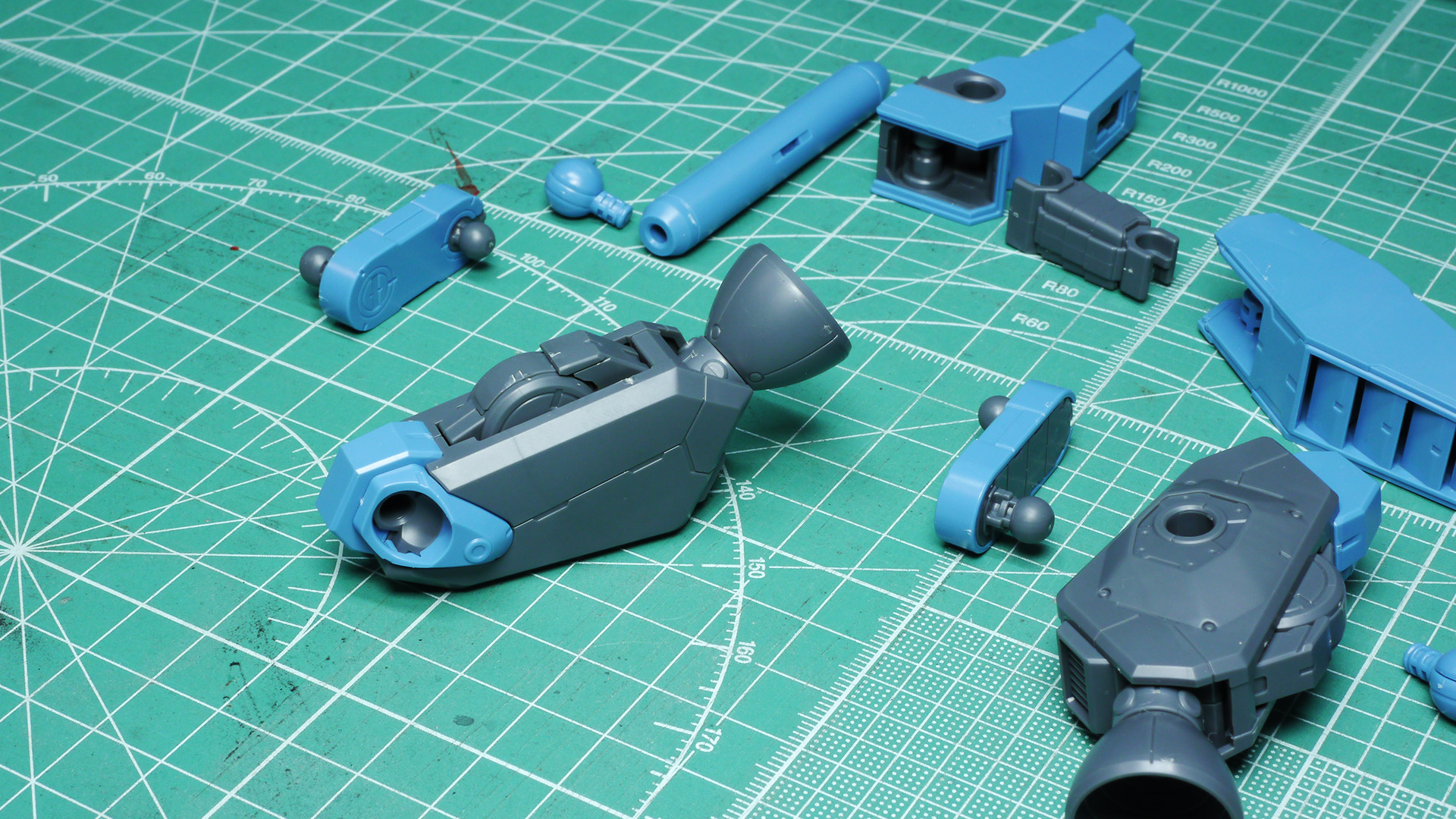 バックパック自体は背中というよりはコクピット裏の腰に近い位置にマウントされます。この構造のため、ボディの前屈・後屈もバックパックに阻害されることがありません