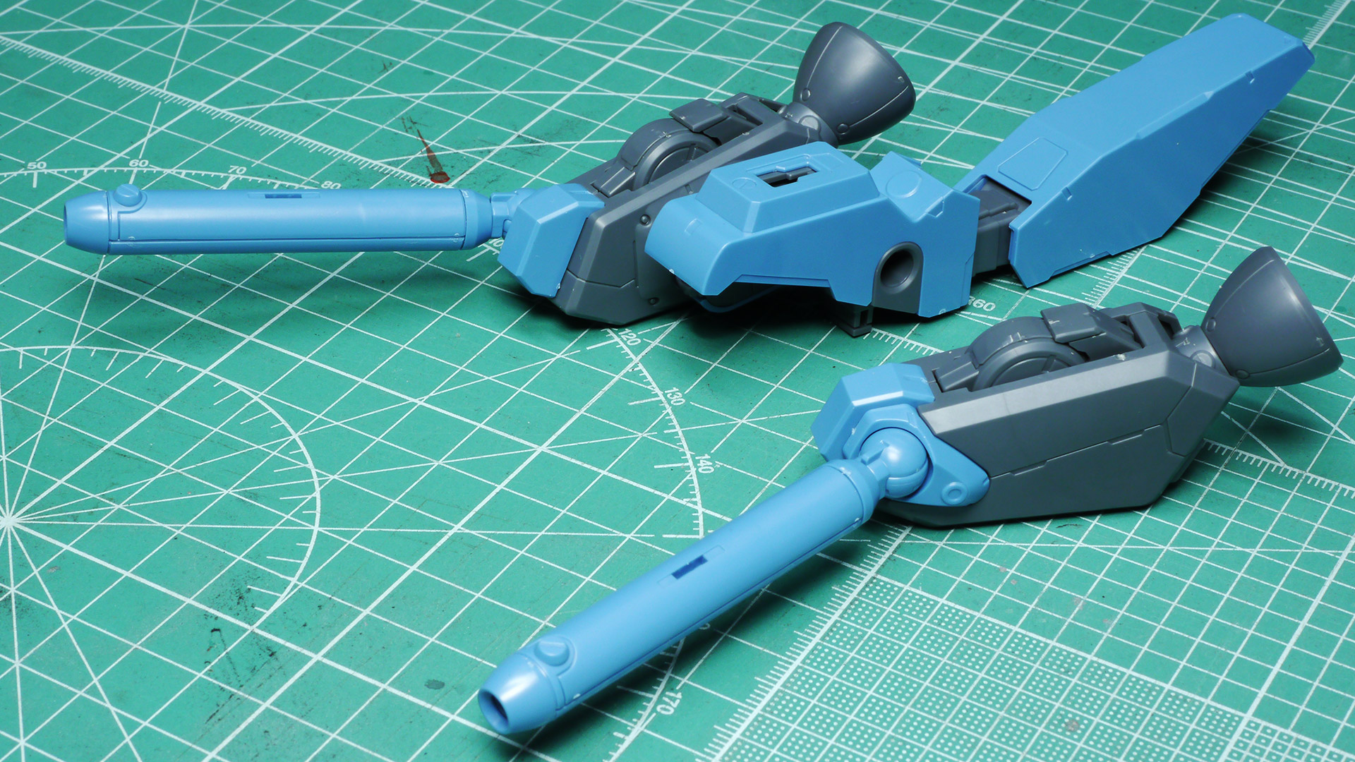 バックパック自体は背中というよりはコクピット裏の腰に近い位置にマウントされます。この構造のため、ボディの前屈・後屈もバックパックに阻害されることがありません