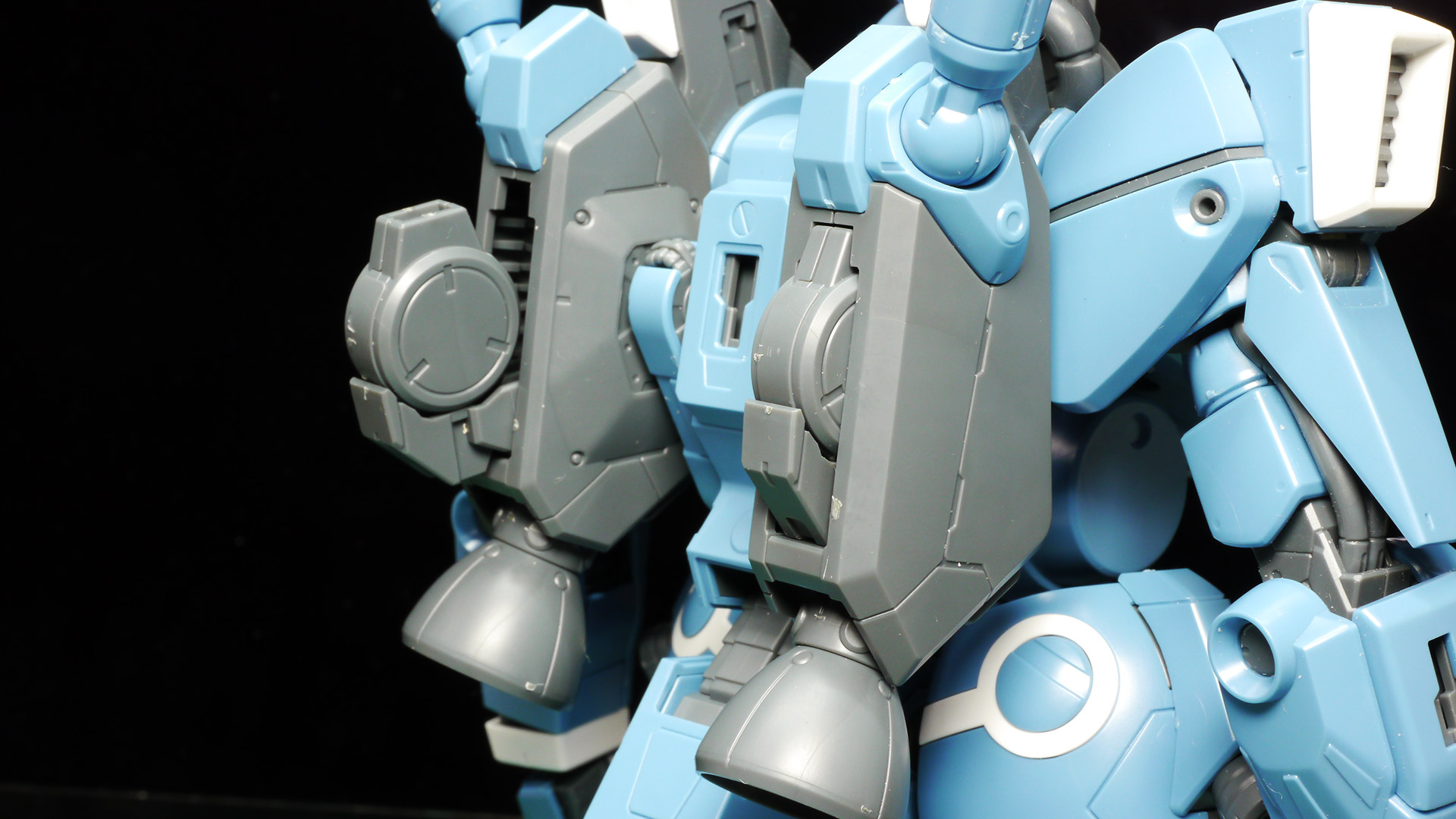 バックパック自体は背中というよりはコクピット裏の腰に近い位置にマウントされます。この構造のため、ボディの前屈・後屈もバックパックに阻害されることがありません