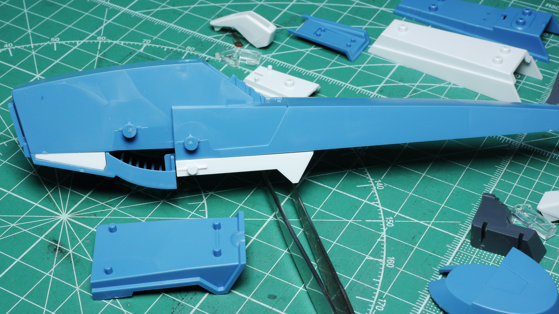 シールドを構成するパーツはそれぞれがそれぞれを支え合う設計のためグラつくこともなくカッチリ組み上がります