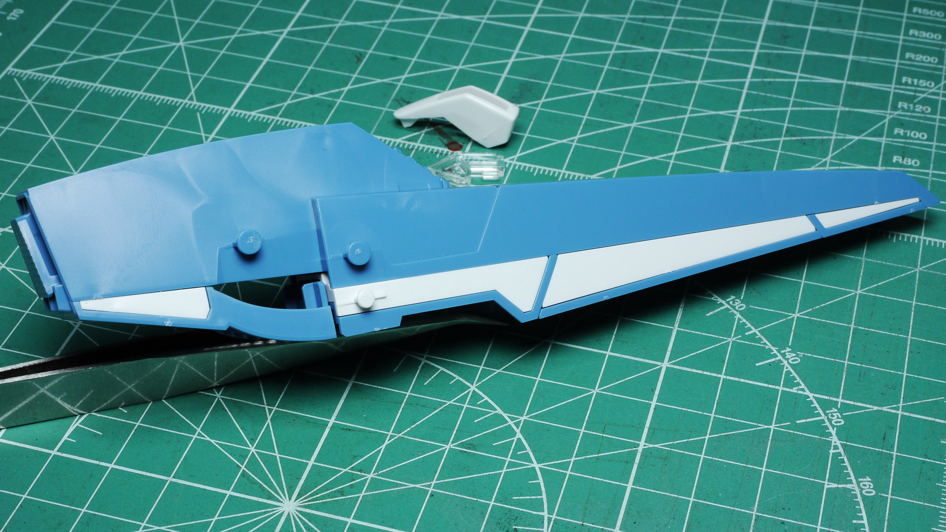 シールドを構成するパーツはそれぞれがそれぞれを支え合う設計のためグラつくこともなくカッチリ組み上がります