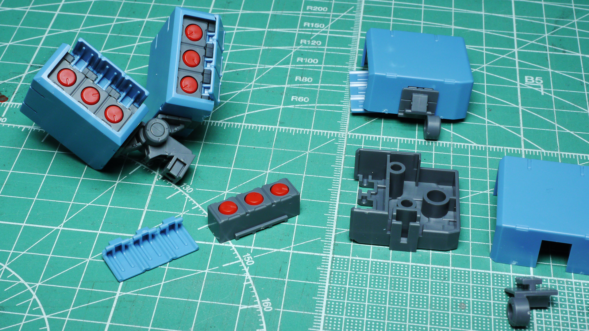 ミサイル・ポッドのフタは3枚つながっていますが、それぞれを切り離すと個別に動かせそうです。指は親指がボールジョイント、それ以外は付け替え方式でがっちりホールドします。同時にインコム用のケーブルも作っておきました