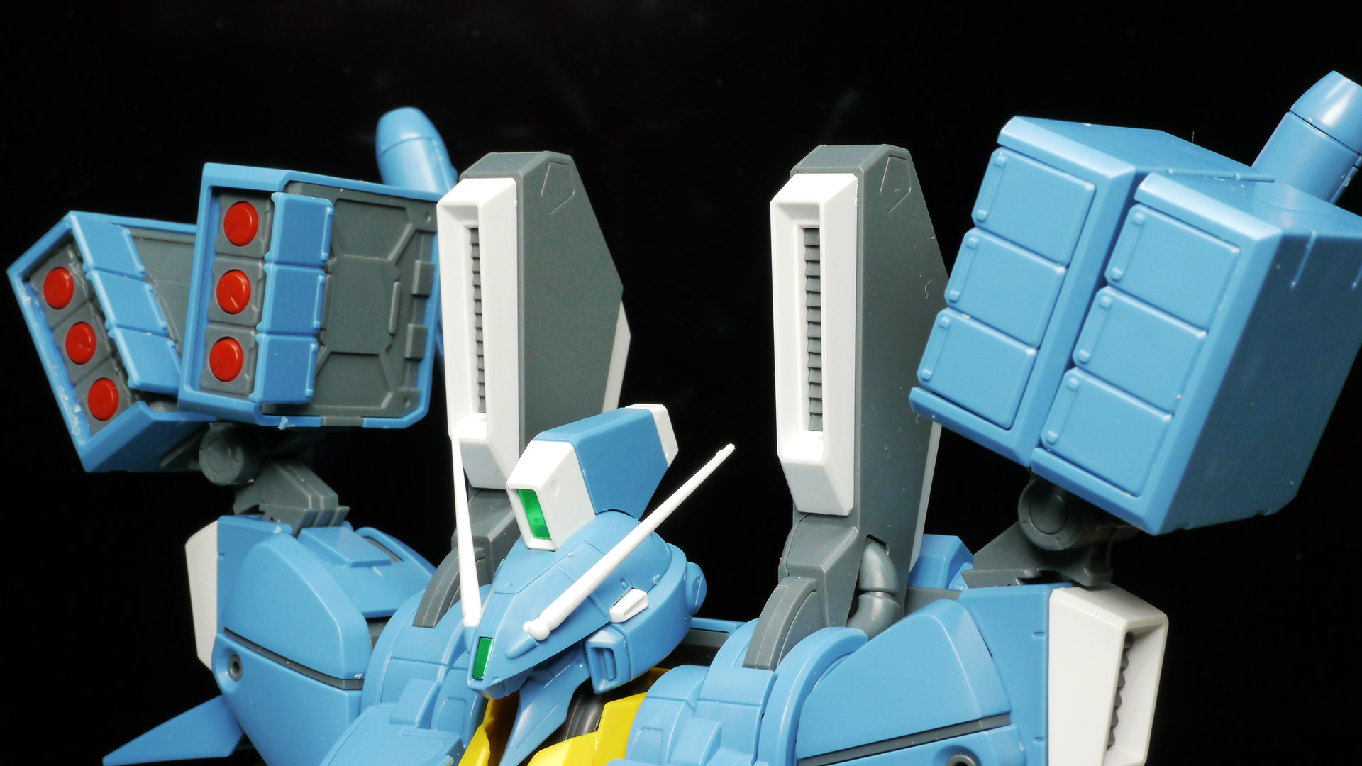 ミサイル・ポッドのフタは3枚つながっていますが、それぞれを切り離すと個別に動かせそうです。指は親指がボールジョイント、それ以外は付け替え方式でがっちりホールドします。同時にインコム用のケーブルも作っておきました