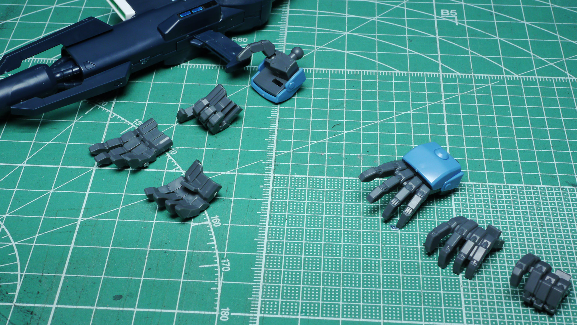 ミサイル・ポッドのフタは3枚つながっていますが、それぞれを切り離すと個別に動かせそうです。指は親指がボールジョイント、それ以外は付け替え方式でがっちりホールドします。同時にインコム用のケーブルも作っておきました