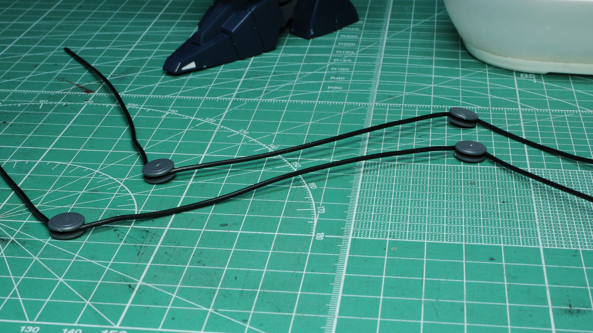 ミサイル・ポッドのフタは3枚つながっていますが、それぞれを切り離すと個別に動かせそうです。指は親指がボールジョイント、それ以外は付け替え方式でがっちりホールドします。同時にインコム用のケーブルも作っておきました