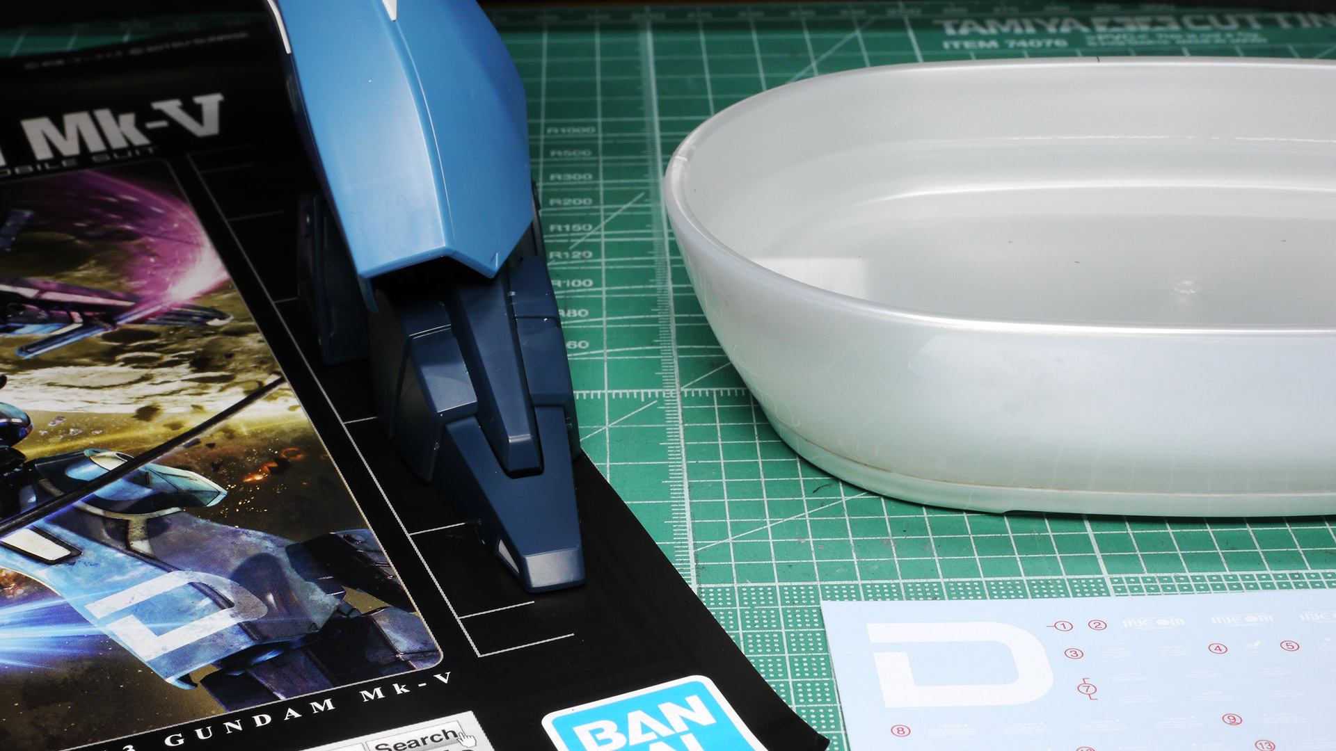 貼る部分を切り出してぬるま湯につけ、指で押さえながら台紙をスライドさせます。その後指定の位置まで調整して綿棒などで水気を吸い取って乾燥させれば完了です