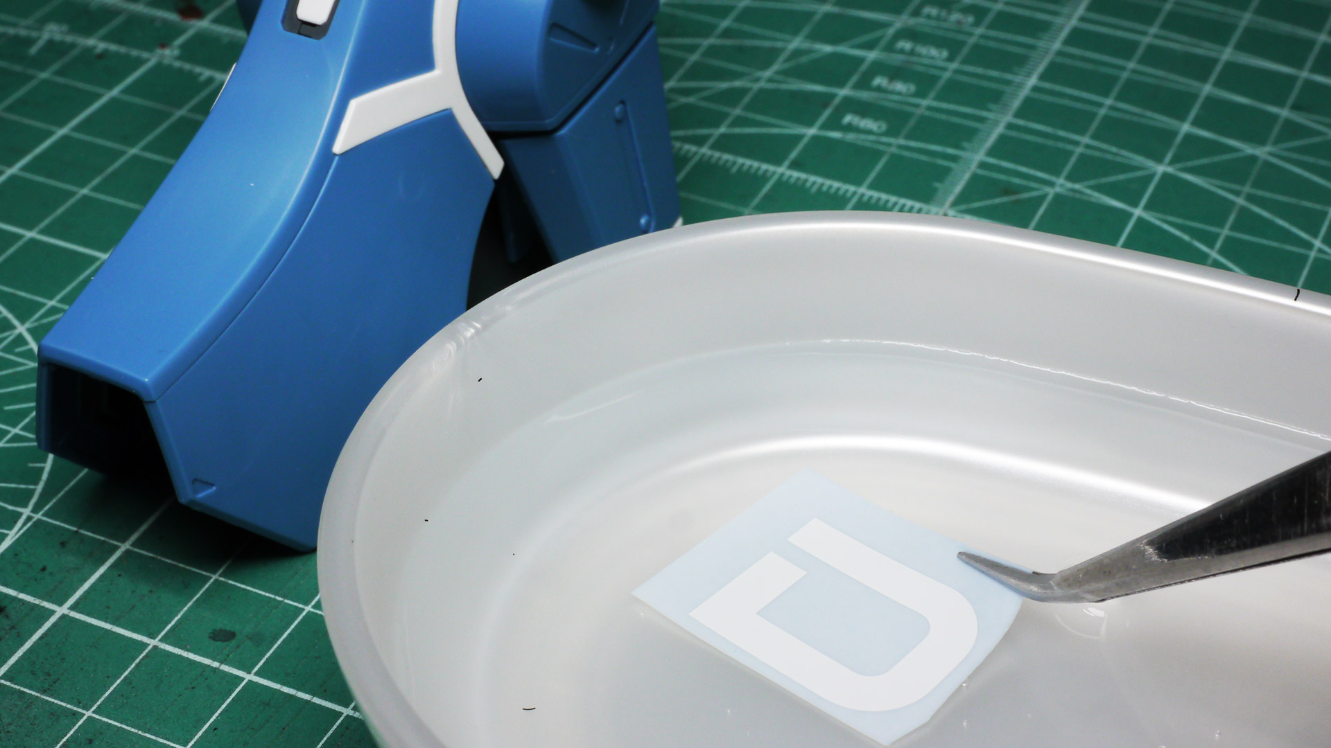 貼る部分を切り出してぬるま湯につけ、指で押さえながら台紙をスライドさせます。その後指定の位置まで調整して綿棒などで水気を吸い取って乾燥させれば完了です