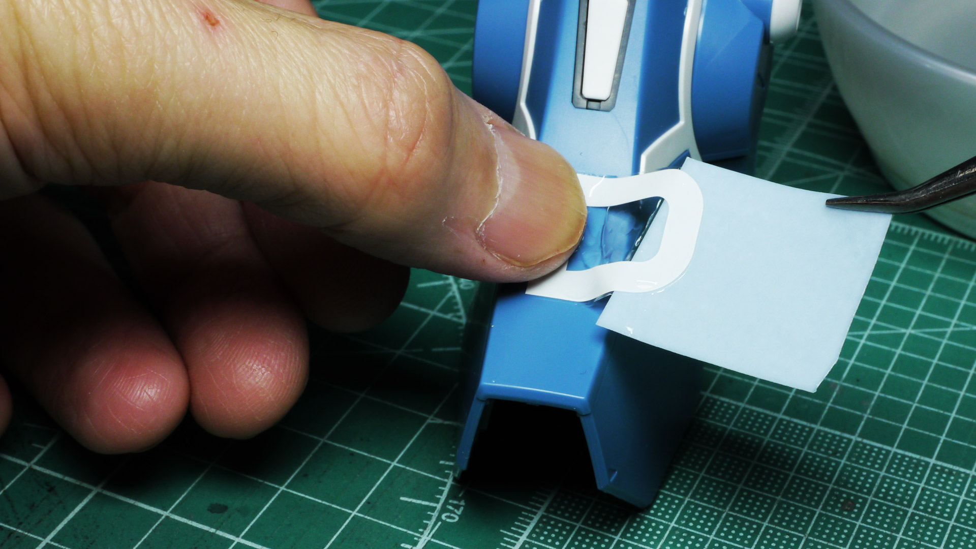 貼る部分を切り出してぬるま湯につけ、指で押さえながら台紙をスライドさせます。その後指定の位置まで調整して綿棒などで水気を吸い取って乾燥させれば完了です