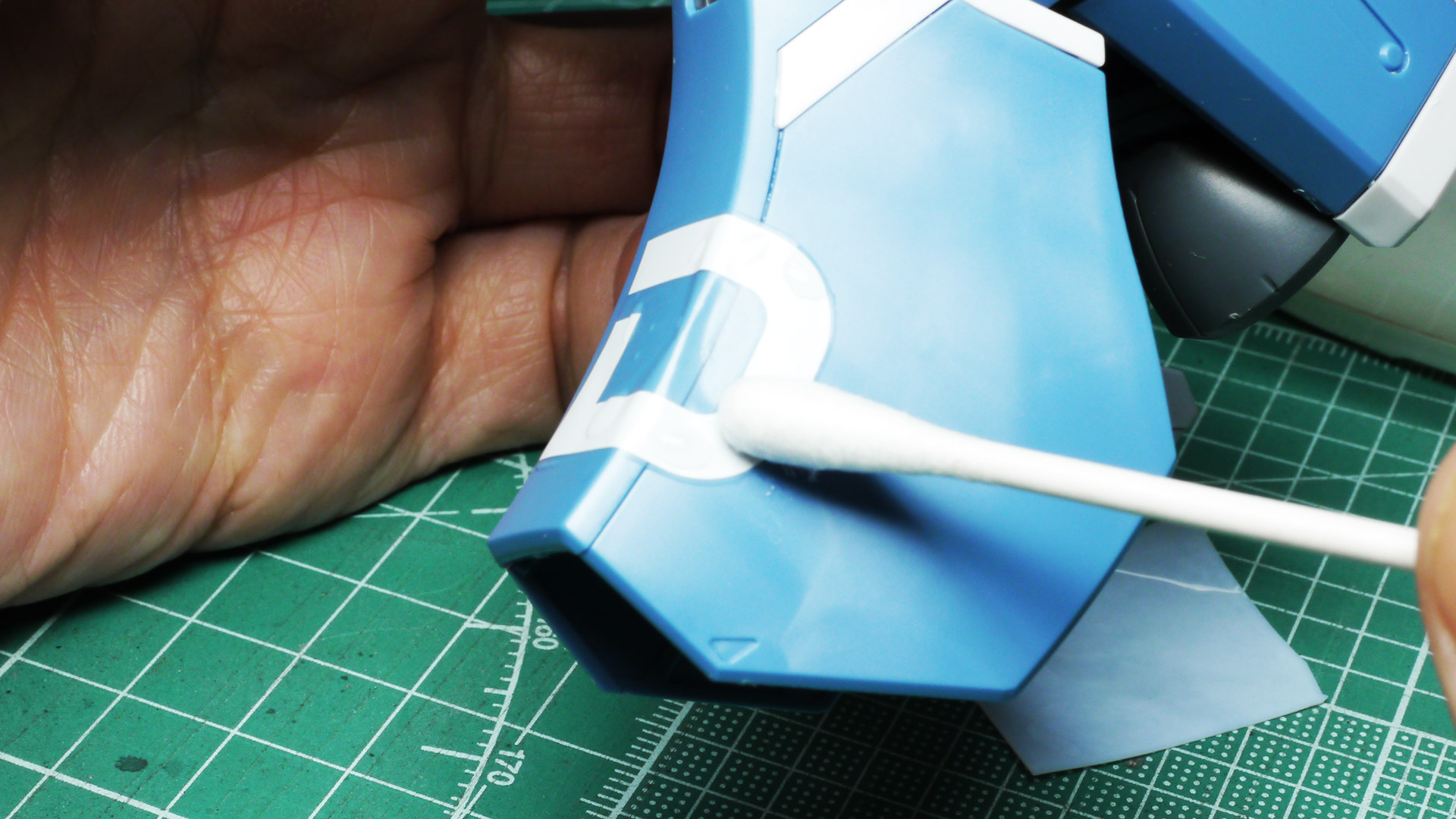 貼る部分を切り出してぬるま湯につけ、指で押さえながら台紙をスライドさせます。その後指定の位置まで調整して綿棒などで水気を吸い取って乾燥させれば完了です