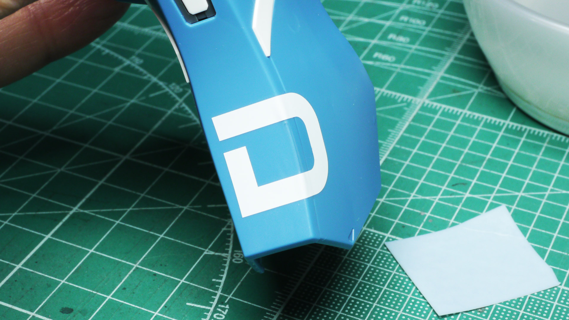 貼る部分を切り出してぬるま湯につけ、指で押さえながら台紙をスライドさせます。その後指定の位置まで調整して綿棒などで水気を吸い取って乾燥させれば完了です