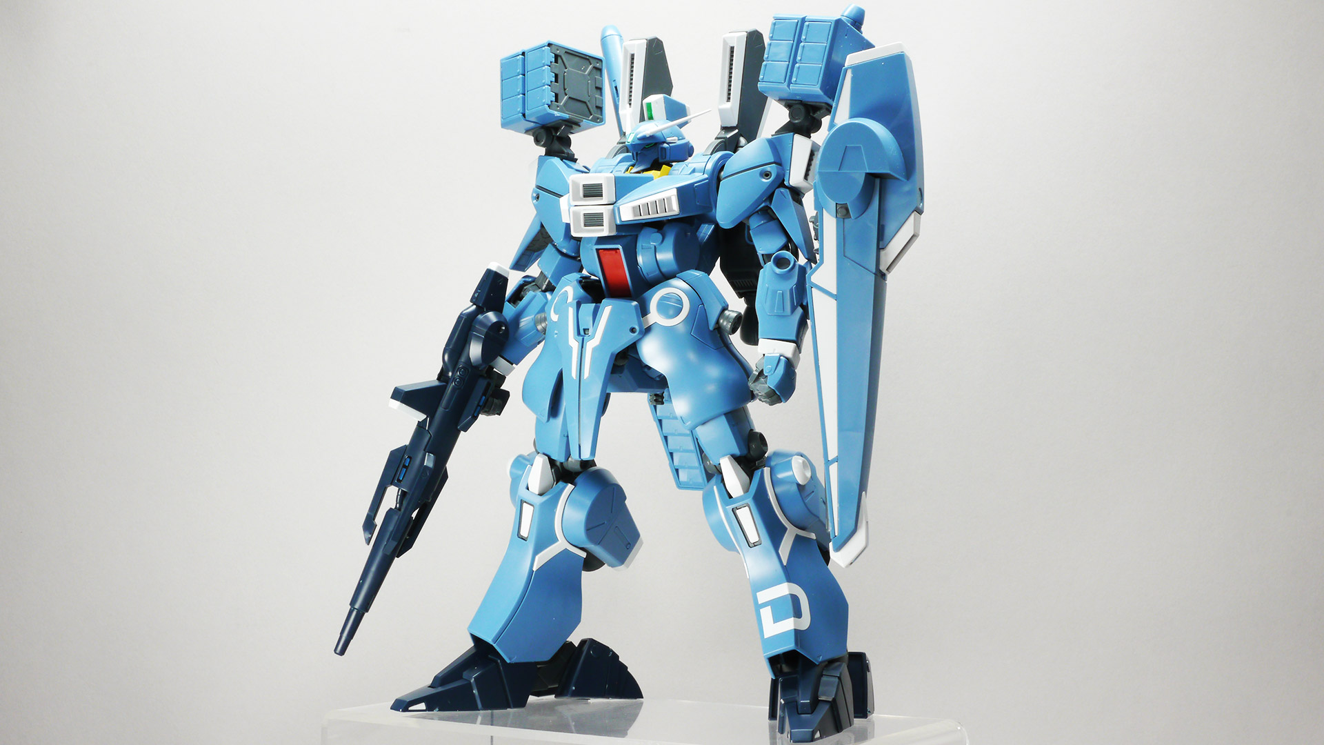 特異なスタイリングの機体を忠実に、かつ今っぽいデザインに落とし込んでいます。インコムはスタンドなどは付属せずにリード線でしか接続されませんので固定には少々苦労します。そのため曲がってしまっていますのでご了承くださいませ