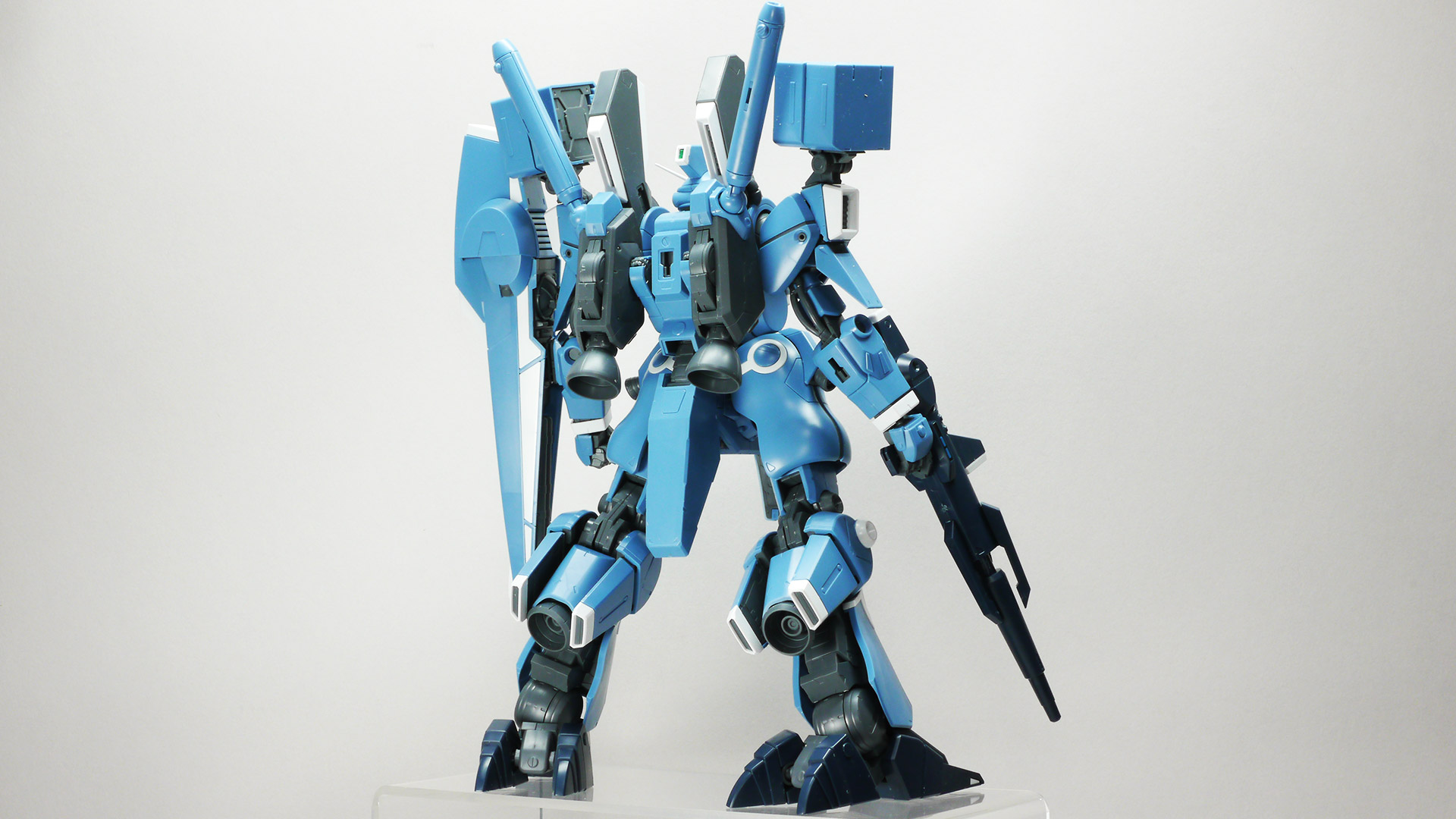 特異なスタイリングの機体を忠実に、かつ今っぽいデザインに落とし込んでいます。インコムはスタンドなどは付属せずにリード線でしか接続されませんので固定には少々苦労します。そのため曲がってしまっていますのでご了承くださいませ