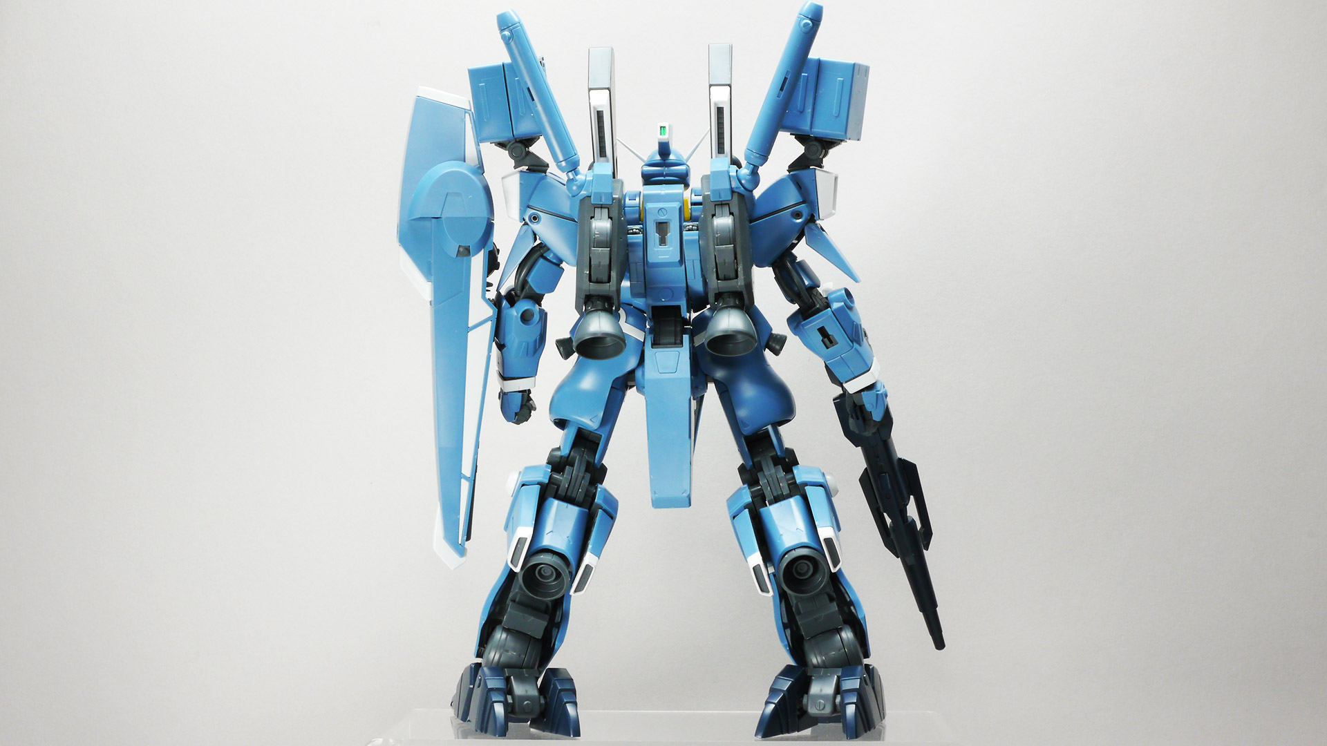 特異なスタイリングの機体を忠実に、かつ今っぽいデザインに落とし込んでいます。インコムはスタンドなどは付属せずにリード線でしか接続されませんので固定には少々苦労します。そのため曲がってしまっていますのでご了承くださいませ