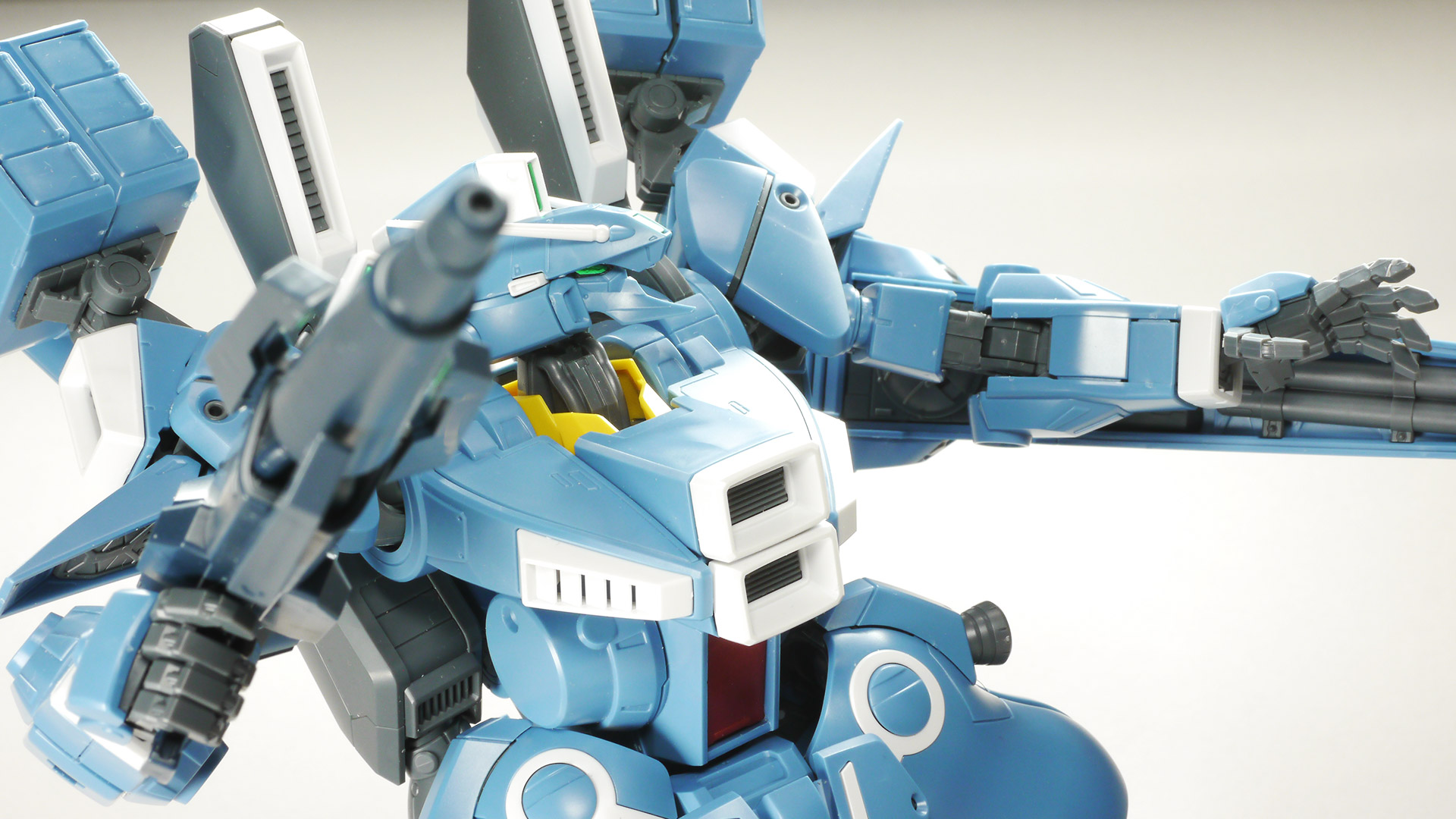 特異なスタイリングの機体を忠実に、かつ今っぽいデザインに落とし込んでいます。インコムはスタンドなどは付属せずにリード線でしか接続されませんので固定には少々苦労します。そのため曲がってしまっていますのでご了承くださいませ