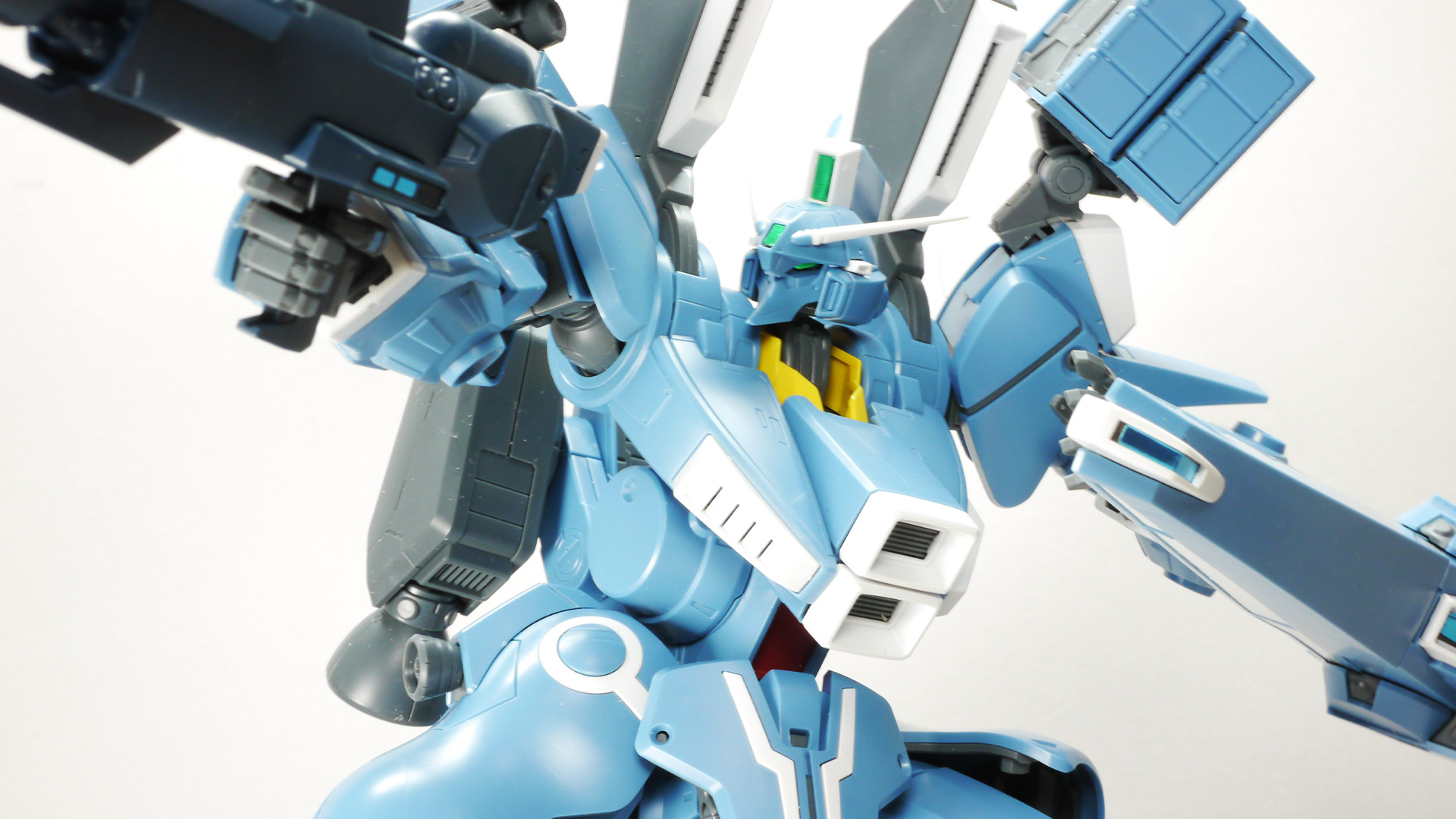 特異なスタイリングの機体を忠実に、かつ今っぽいデザインに落とし込んでいます。インコムはスタンドなどは付属せずにリード線でしか接続されませんので固定には少々苦労します。そのため曲がってしまっていますのでご了承くださいませ