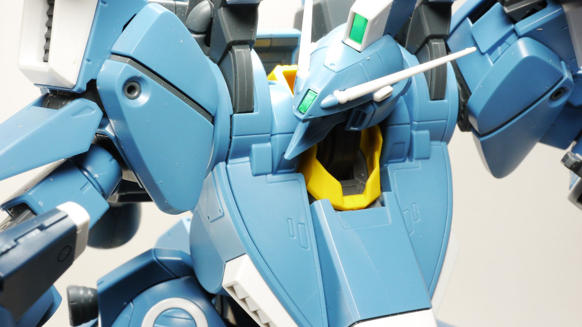 特異なスタイリングの機体を忠実に、かつ今っぽいデザインに落とし込んでいます。インコムはスタンドなどは付属せずにリード線でしか接続されませんので固定には少々苦労します。そのため曲がってしまっていますのでご了承くださいませ