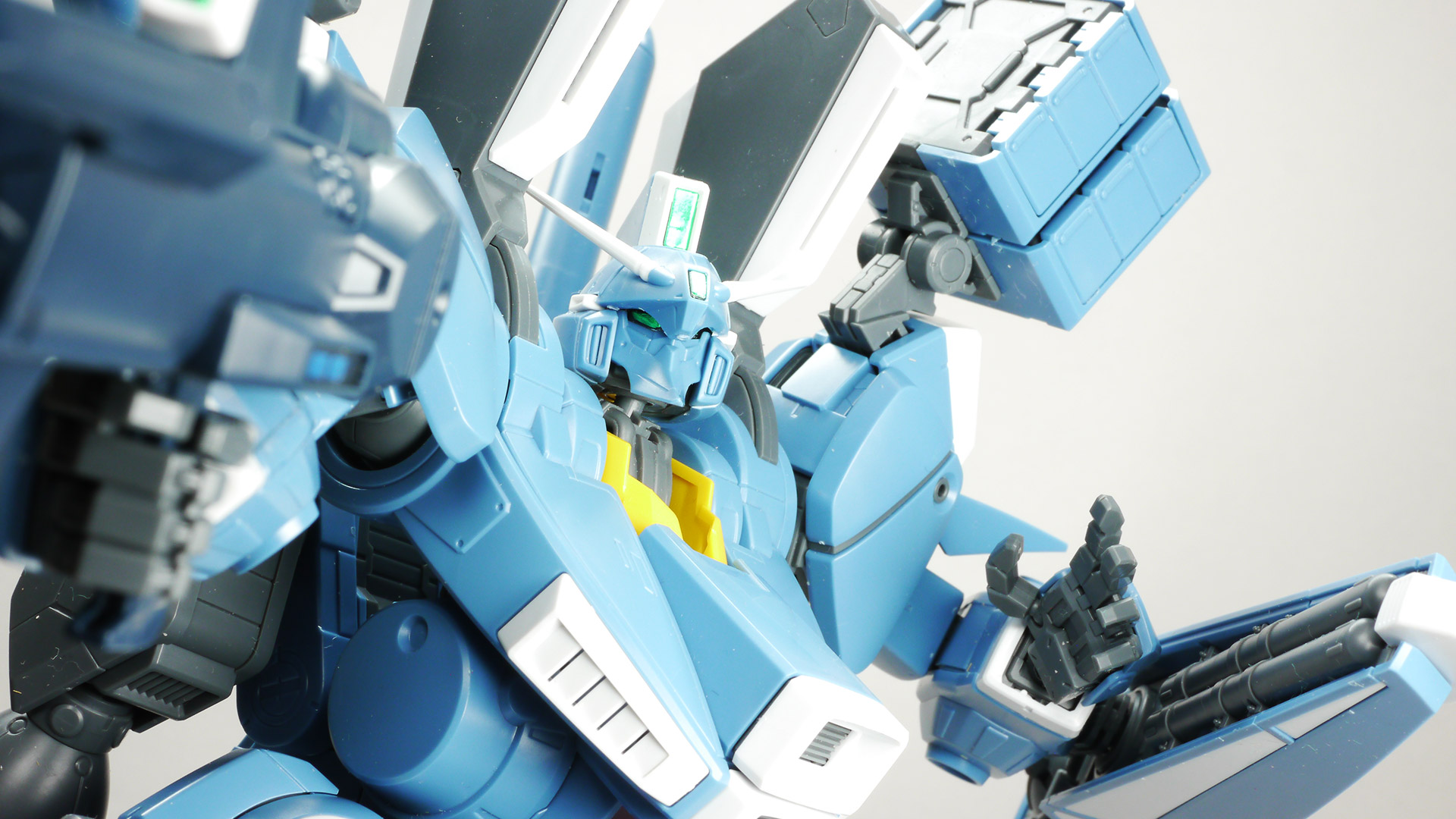 特異なスタイリングの機体を忠実に、かつ今っぽいデザインに落とし込んでいます。インコムはスタンドなどは付属せずにリード線でしか接続されませんので固定には少々苦労します。そのため曲がってしまっていますのでご了承くださいませ